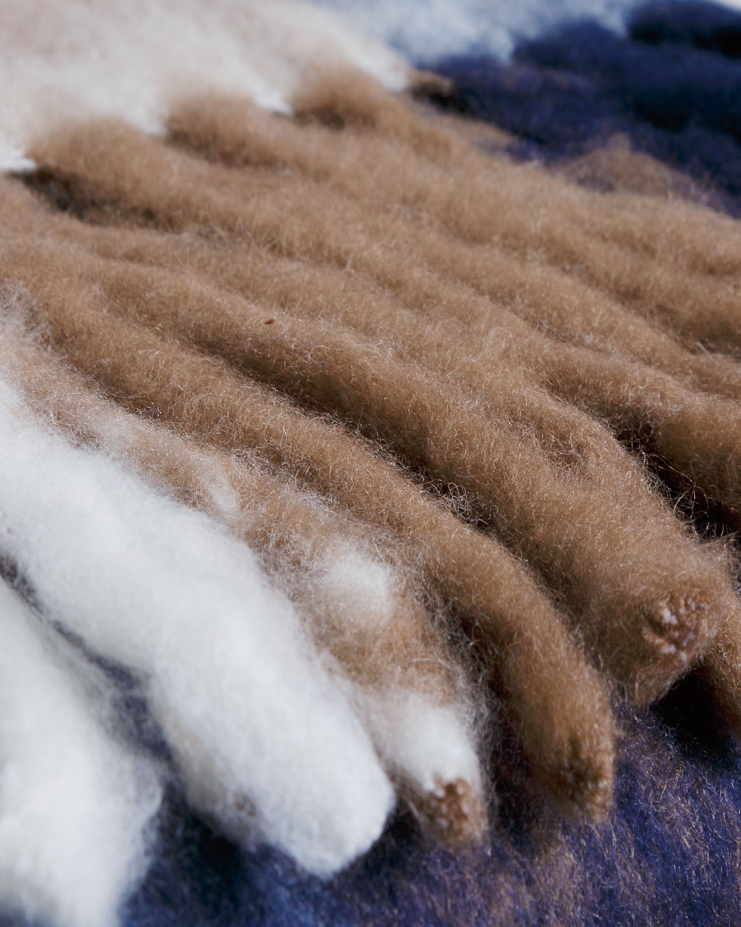 MANTA CUADROS BEIGE CON FLECOS