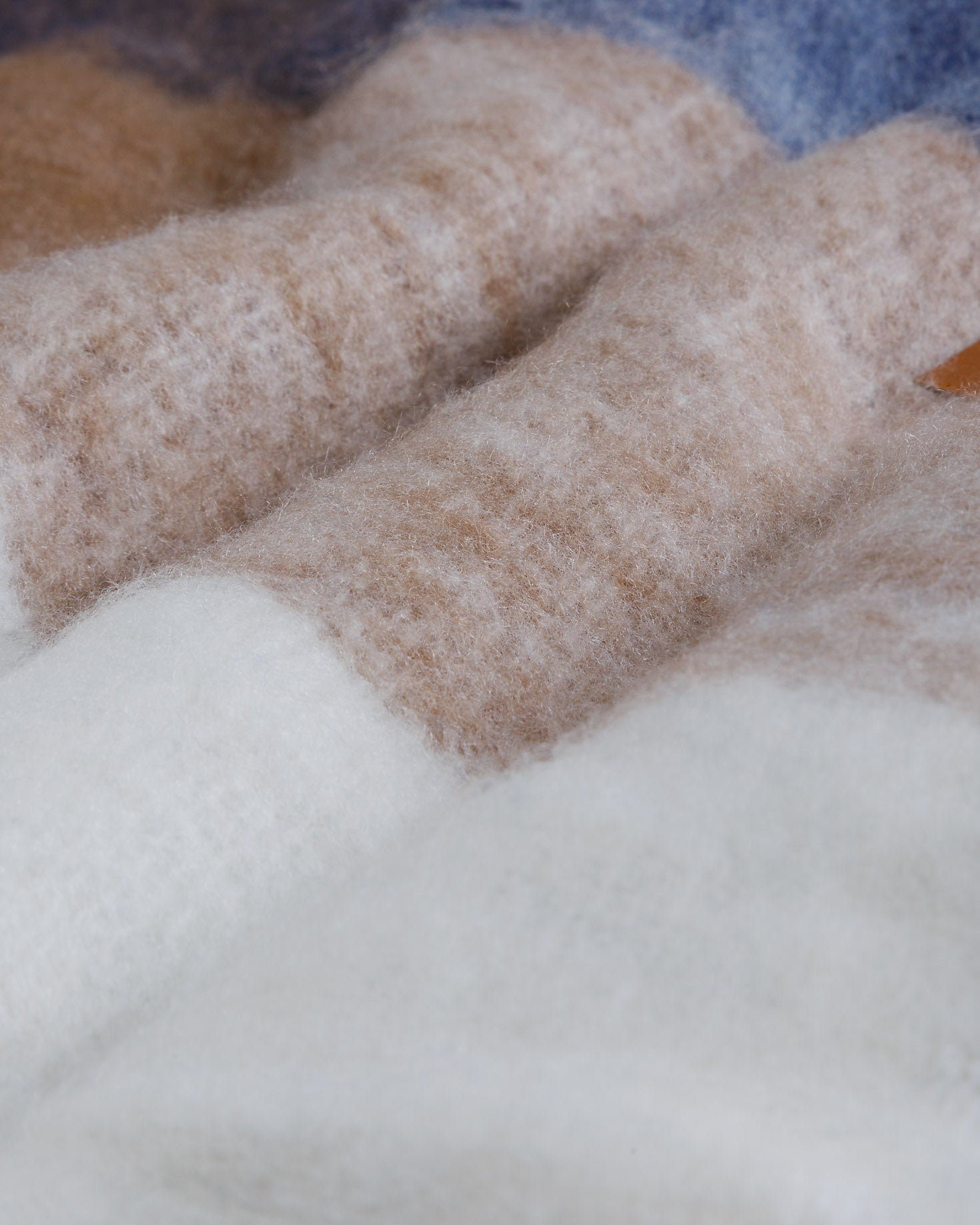 MANTA CUADROS BEIGE CON FLECOS