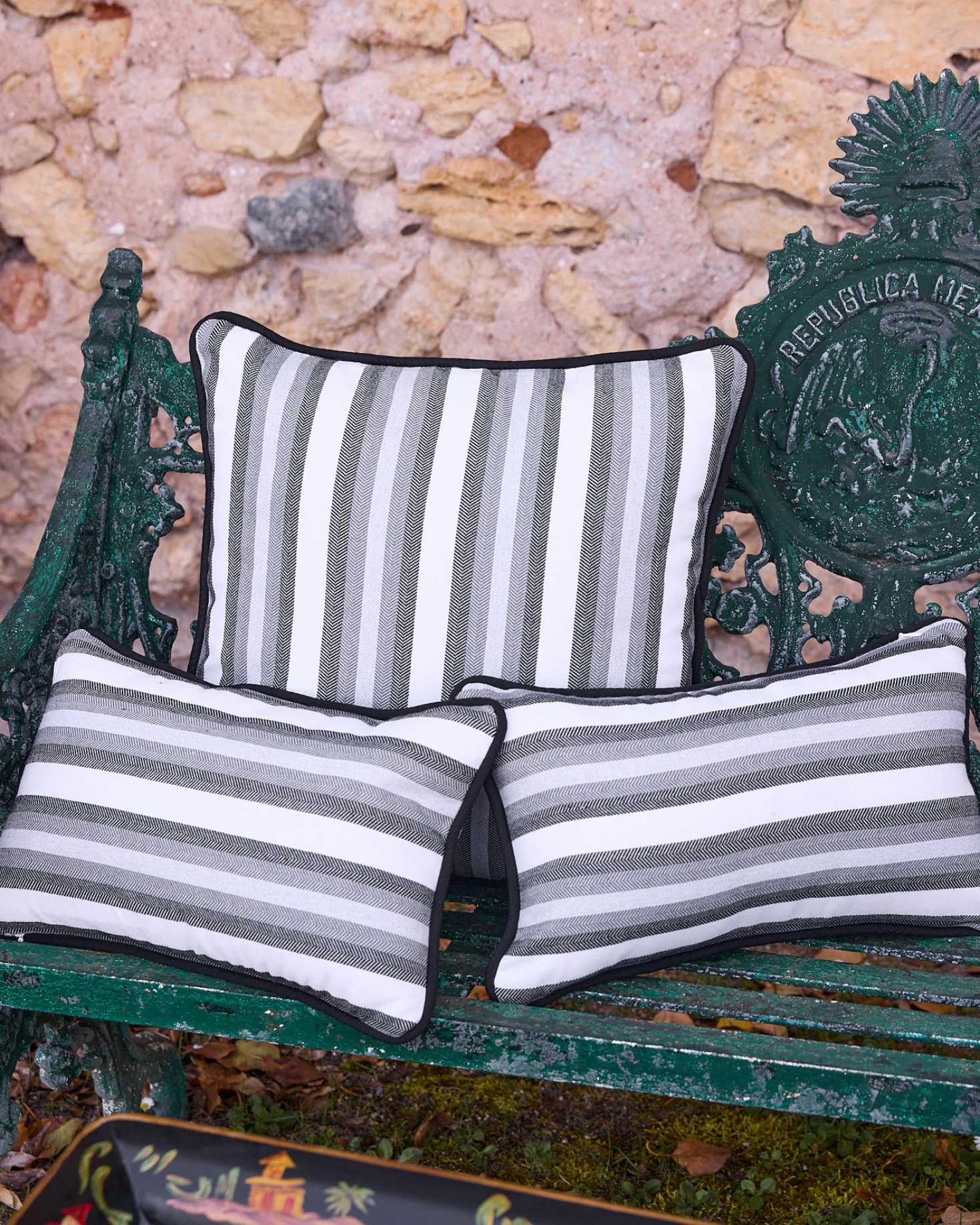 SMALL PEARL CUSHION (black)