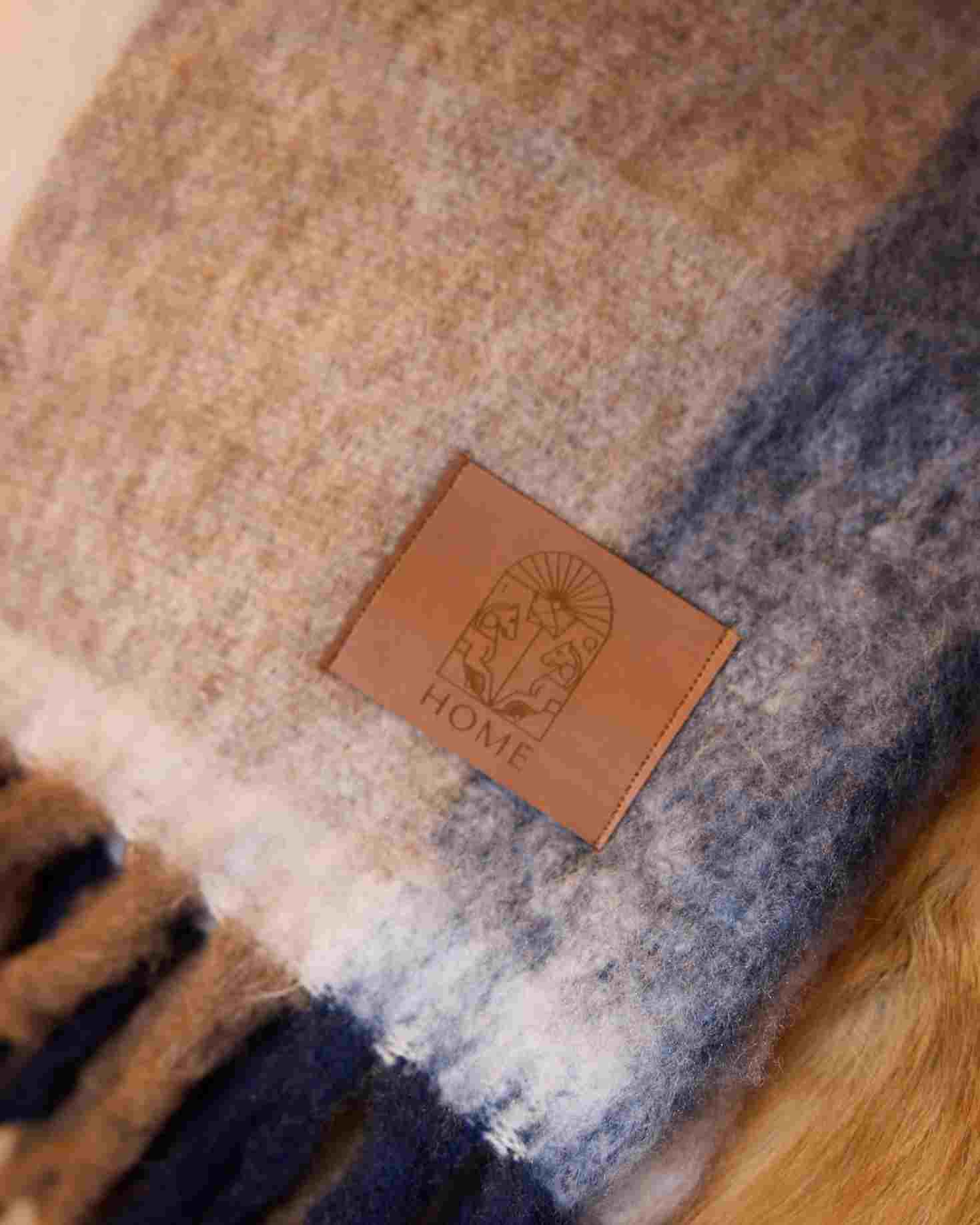 MANTA CUADROS BEIGE CON FLECOS