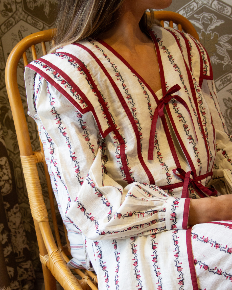 BATA CASTILLO BORDADA (burdeos)