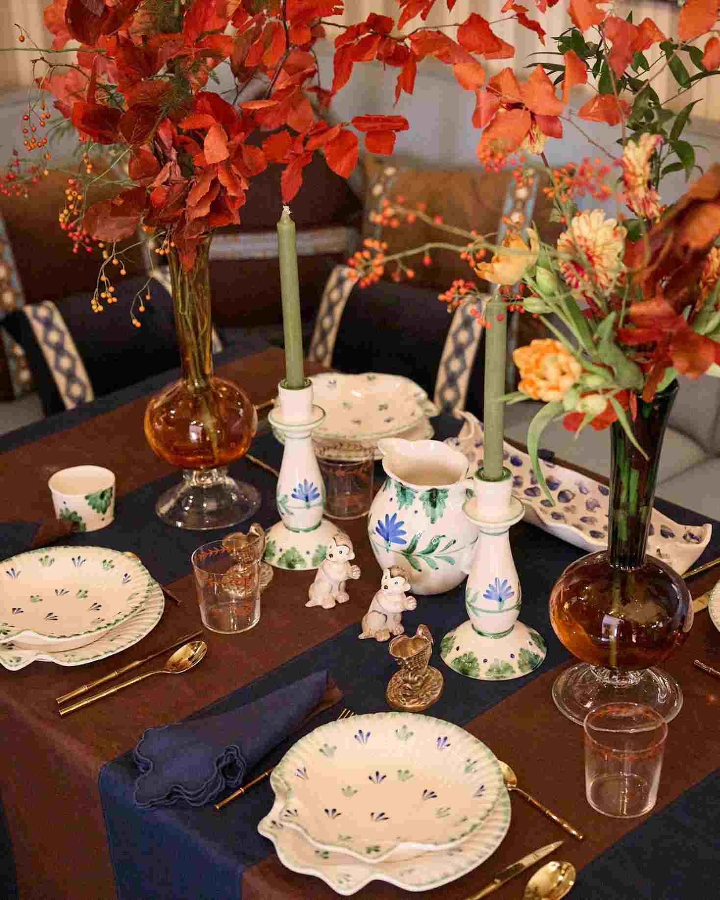 BLUE AND BROWN TABLECLOTH AND INDIVIDUAL SET