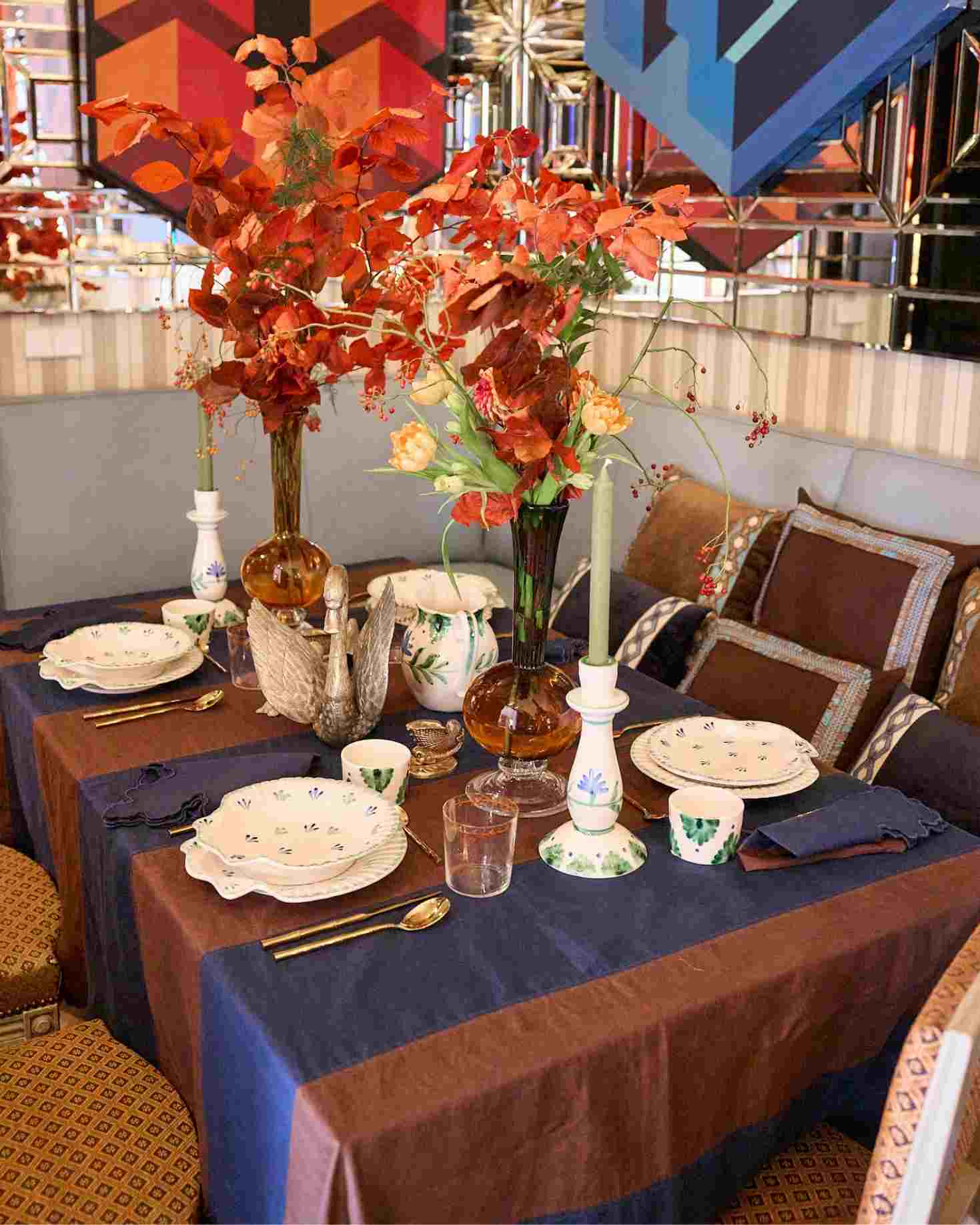 BLUE AND BROWN TABLECLOTH AND INDIVIDUAL SET