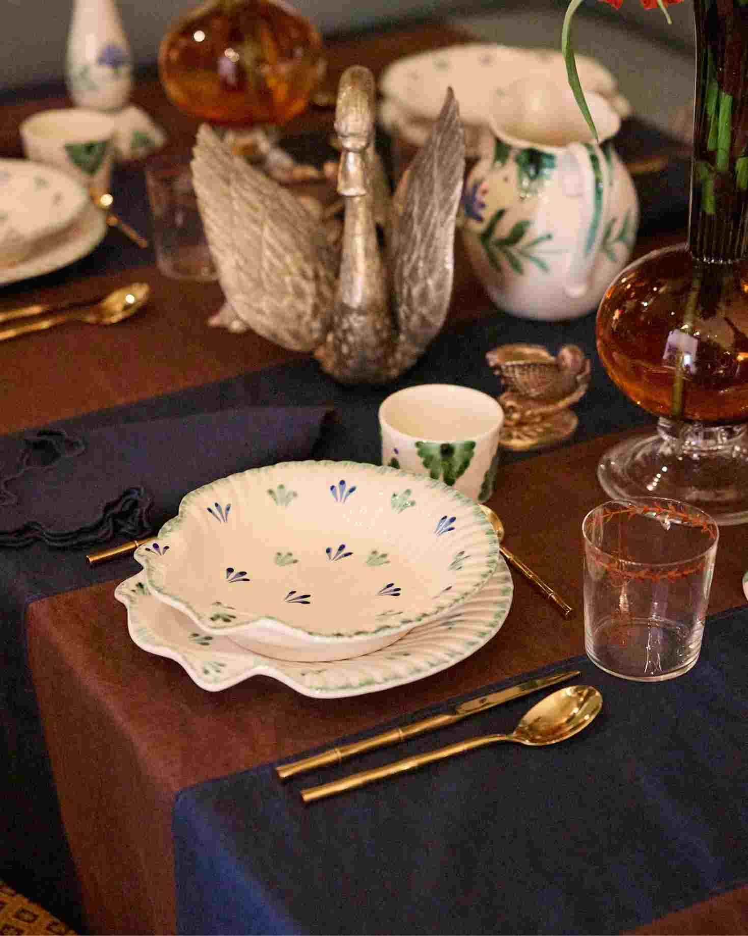 BLUE AND BROWN TABLECLOTH AND INDIVIDUAL SET