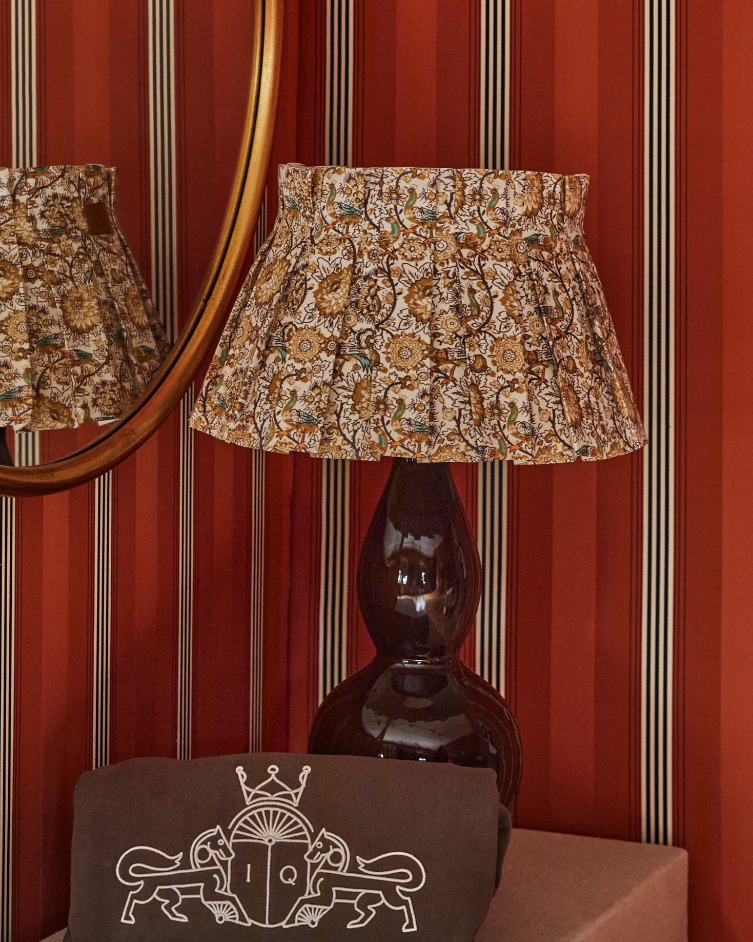 BROWN ARABESCA LAMP