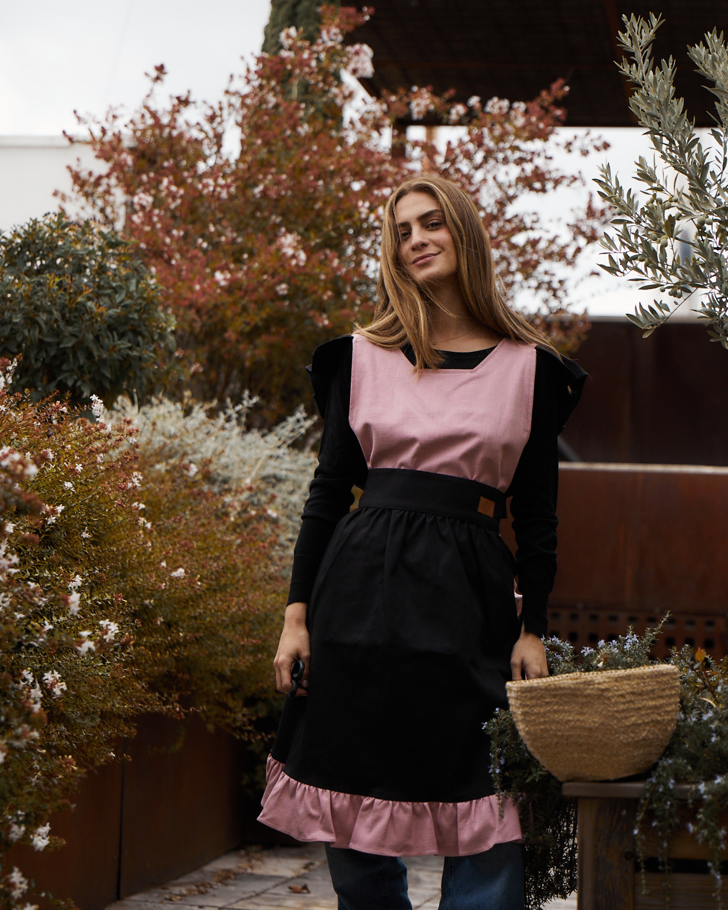 BLACK PASTEL APRON