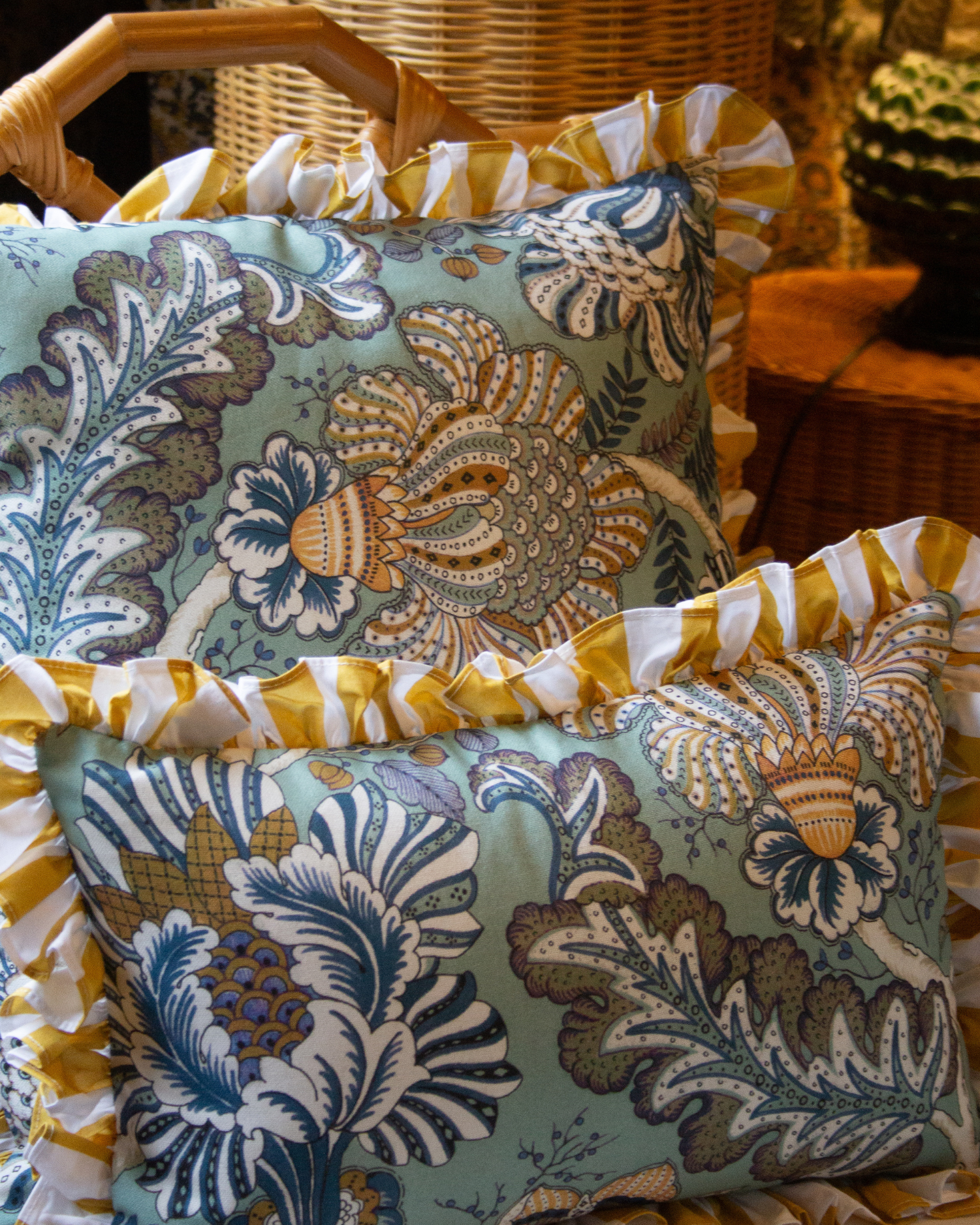 COJÍN BEGONIA PEQUEÑO (azul y amarillo)