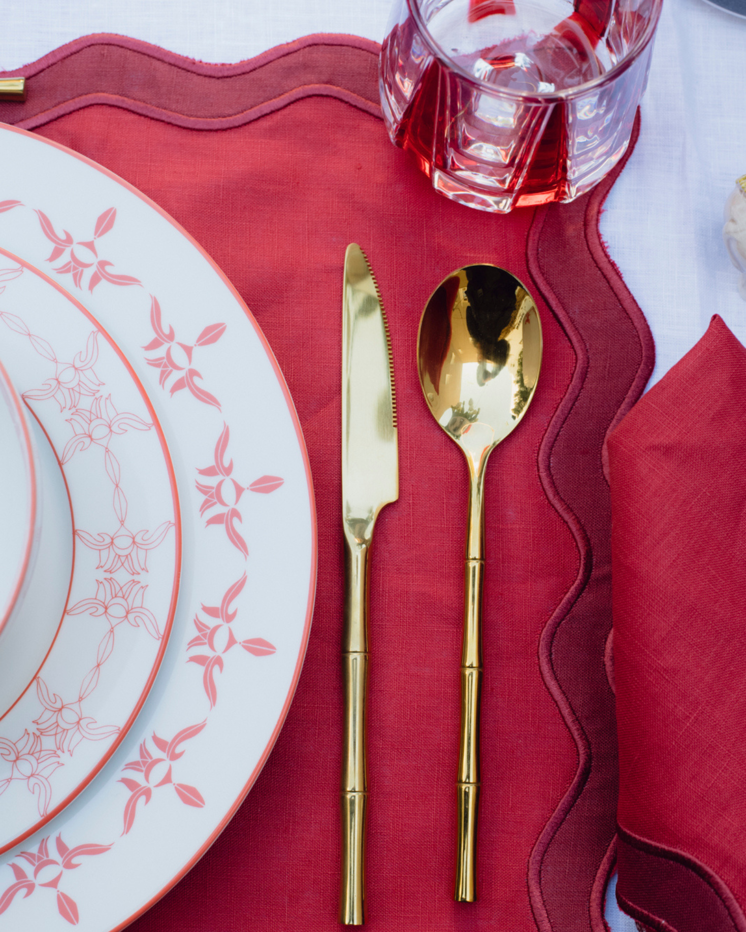 INDIVIDUAL Y SERVILLETA CON BORDE ONDULADO EN LINO