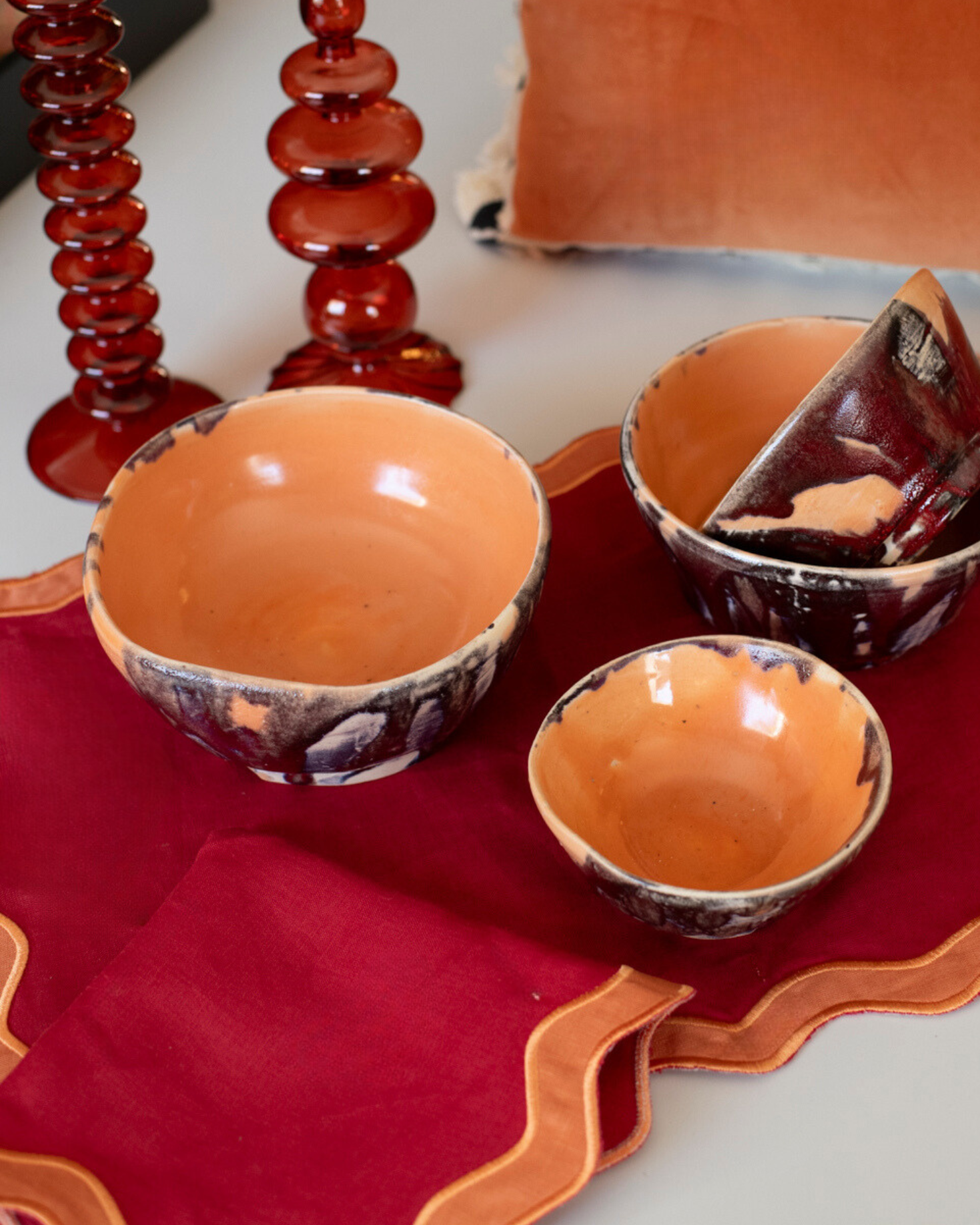 INDIVIDUAL Y SERVILLETA CON BORDE ONDULADO EN LINO