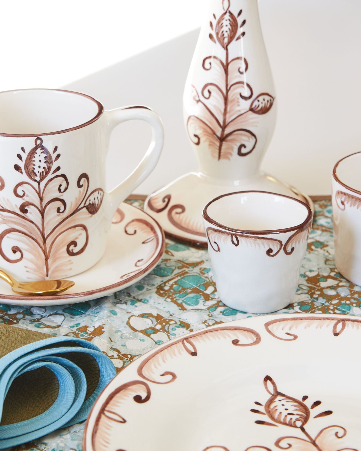 BROWN CARNATION MUG