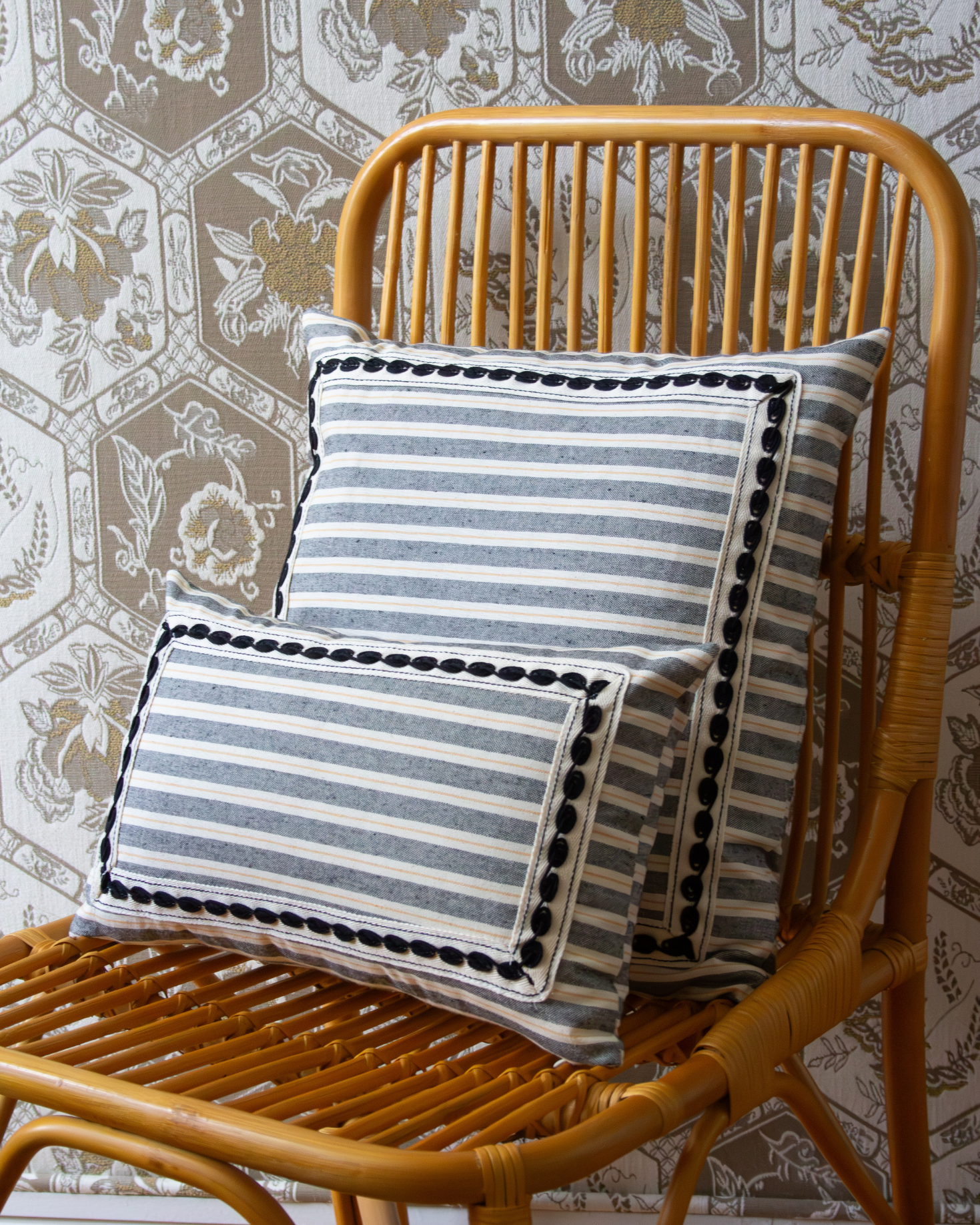 LARGE BREEZE CUSHION (black)