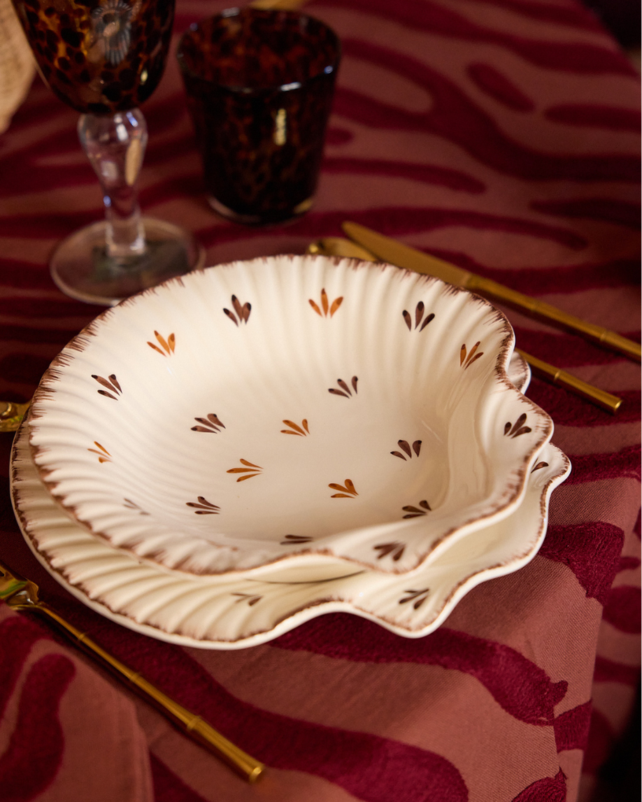 PLATO LLANO CONCHA (marrón)