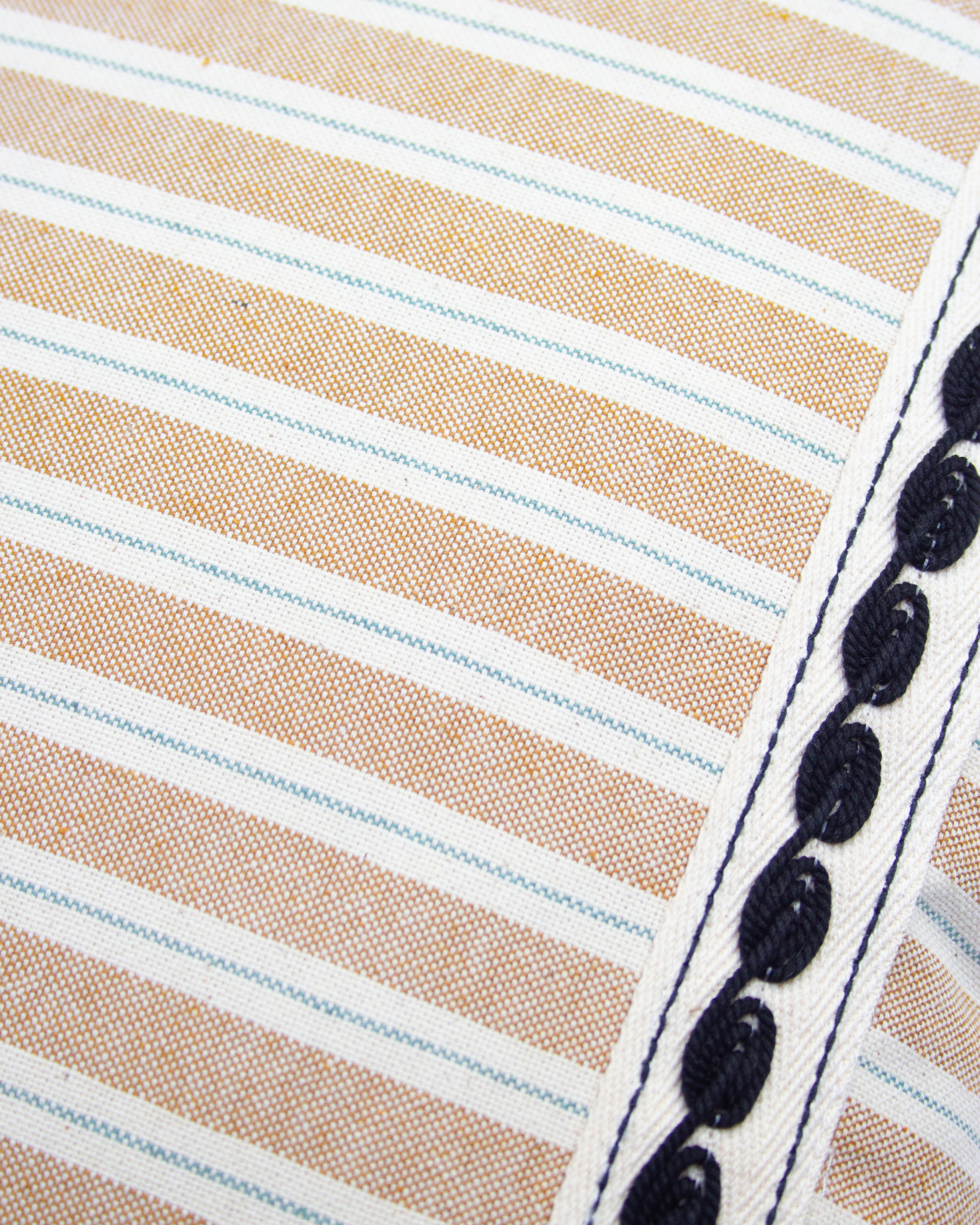 COJÍN BRISA GRANDE (mostaza)