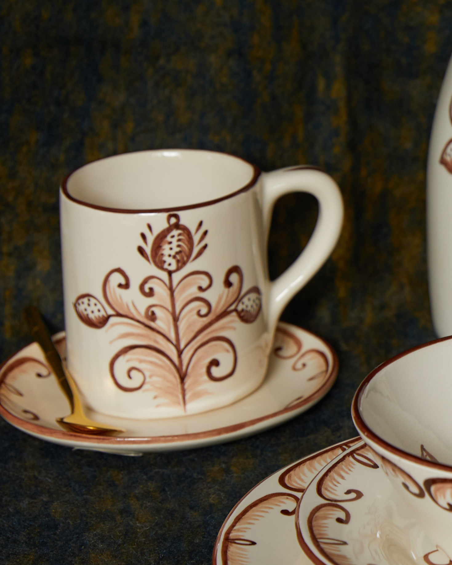 BROWN CARNATION MUG