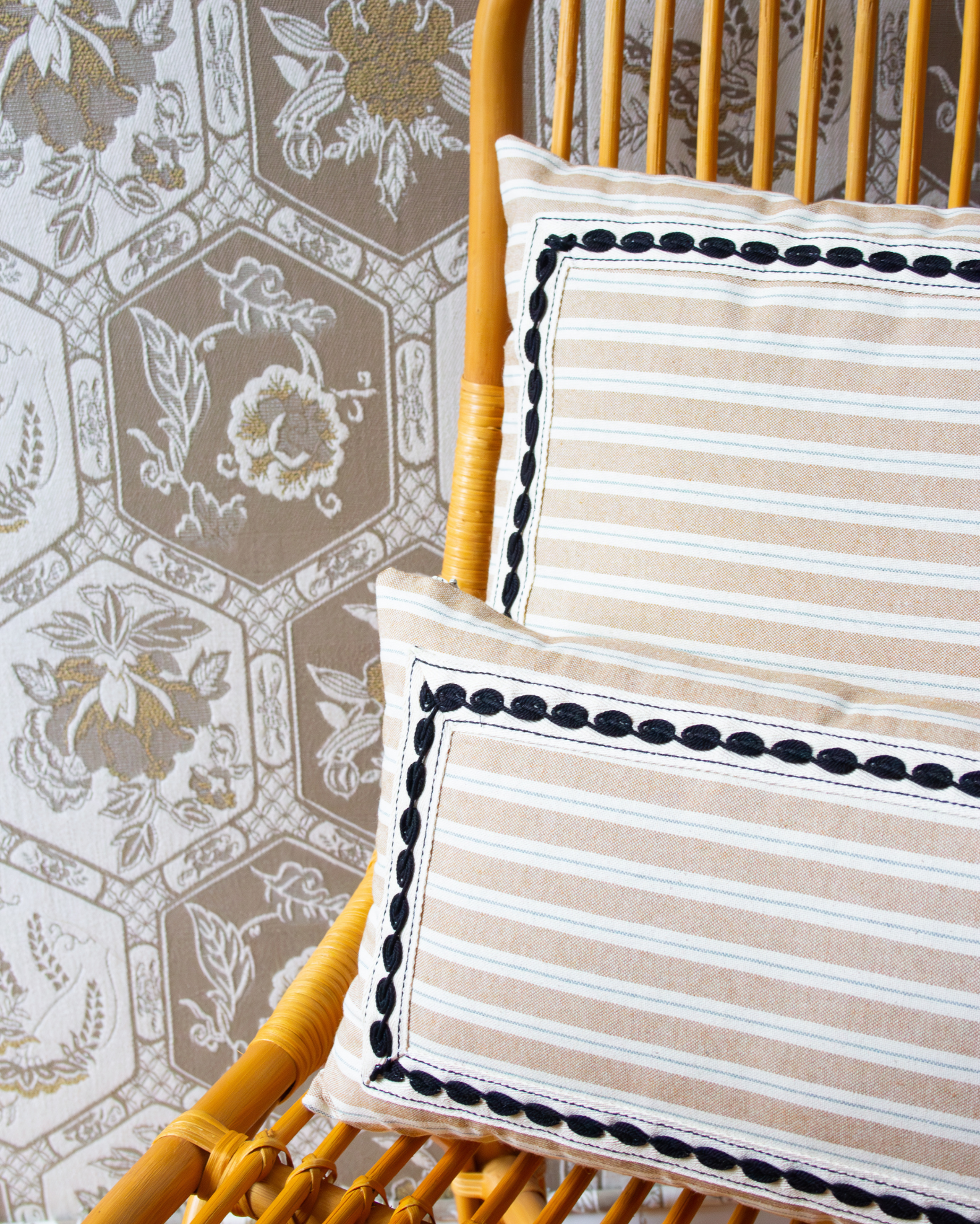 LARGE BREEZE CUSHION (mustard)