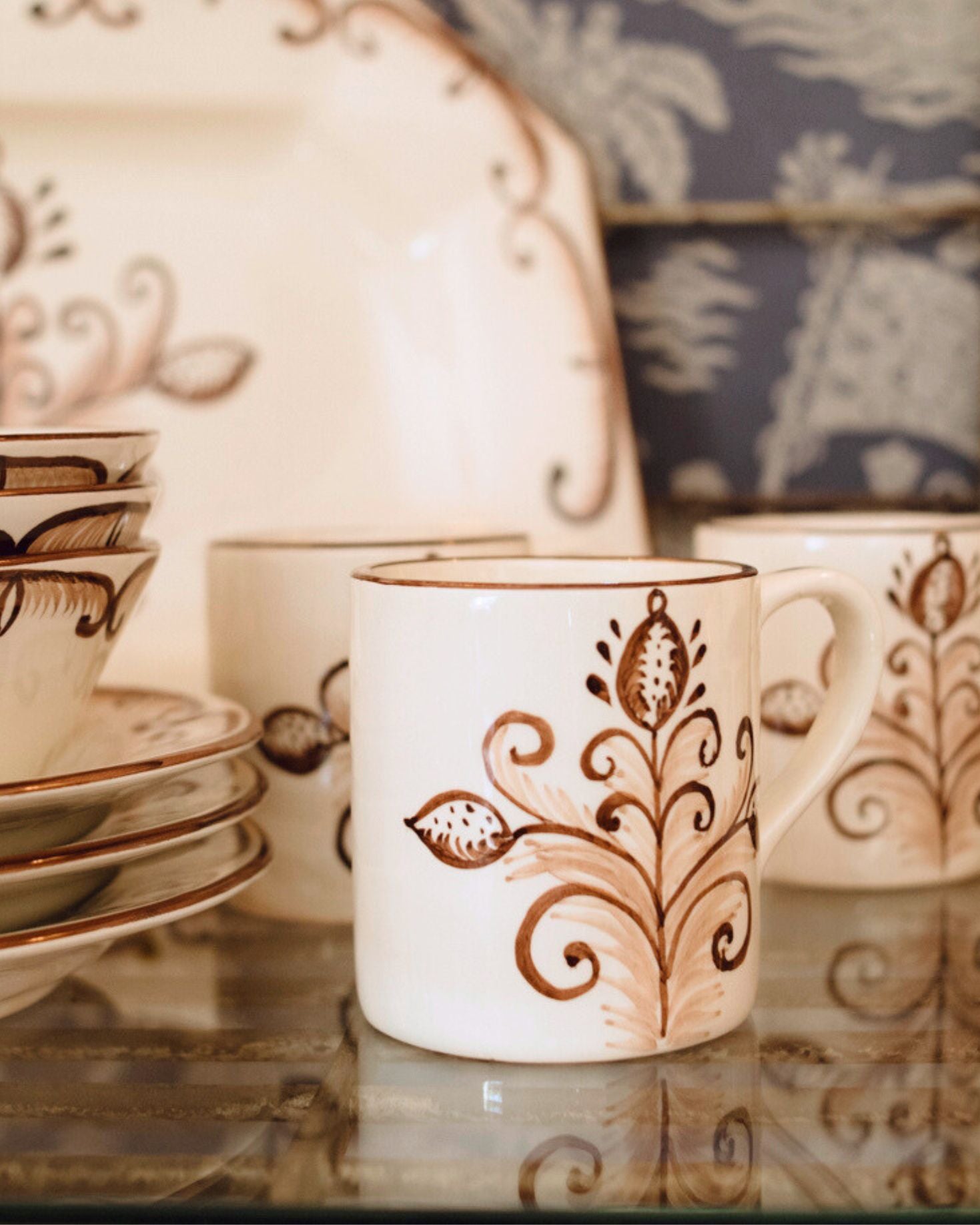 BROWN CARNATION MUG