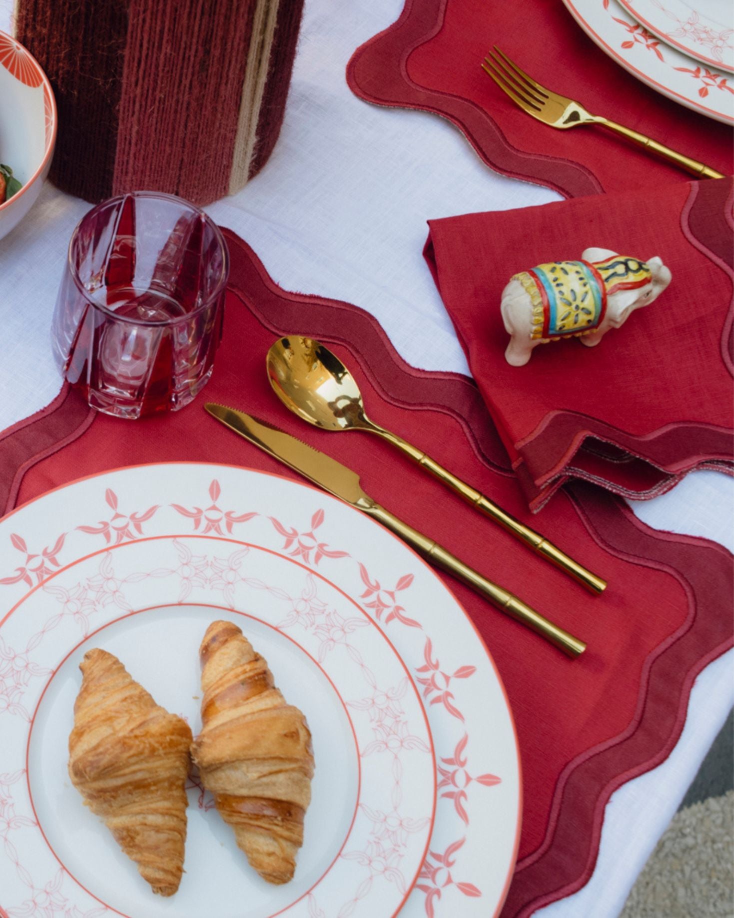 INDIVIDUAL Y SERVILLETA CON BORDE ONDULADO EN LINO