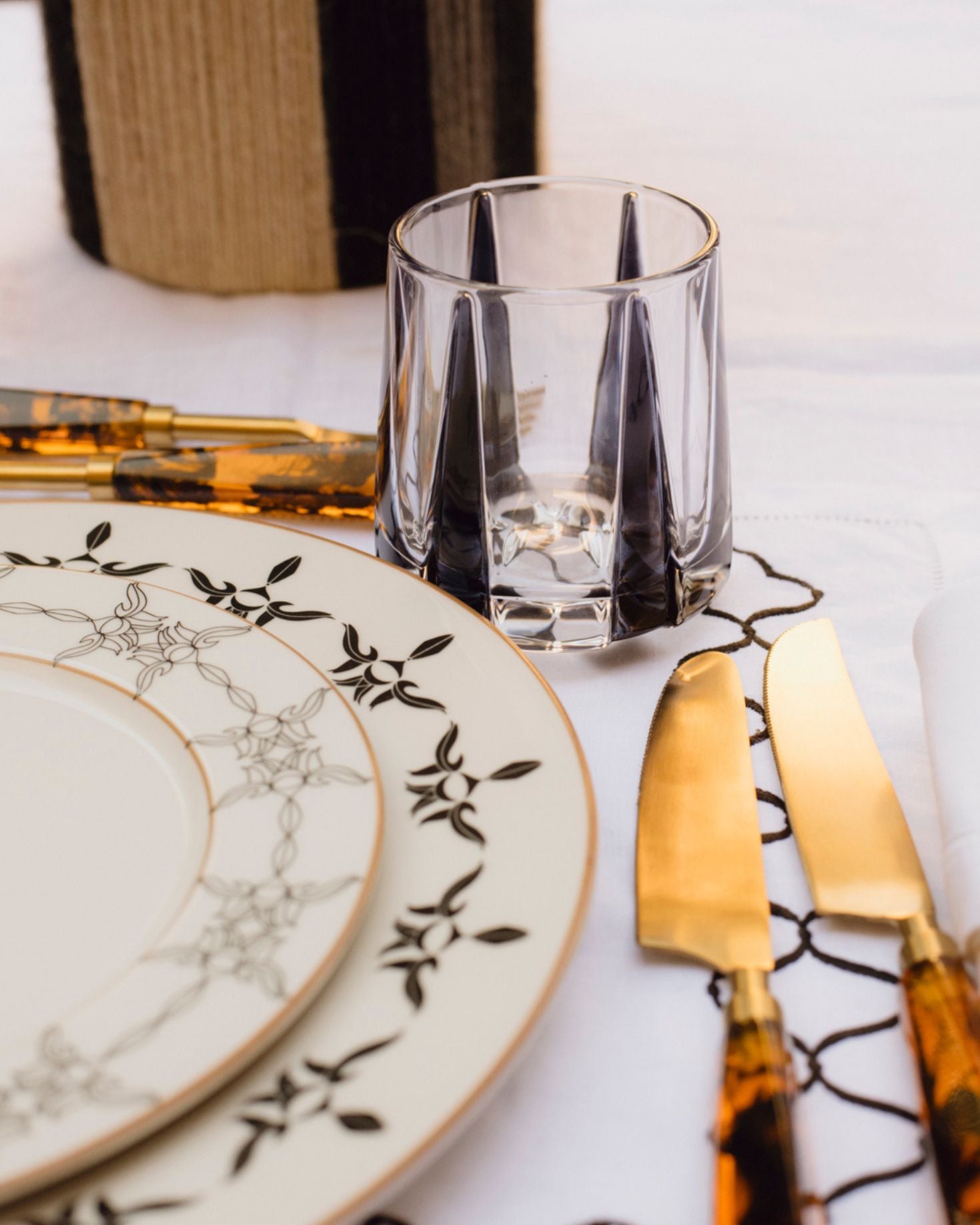 INDIVIDUAL AND LINEN NAPKIN WITH BLACK EMBROIDERY