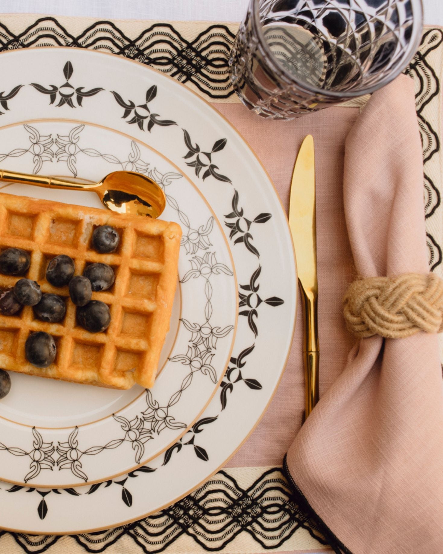 JUTE BRAIDED KNOT NAPKIN HOLDER