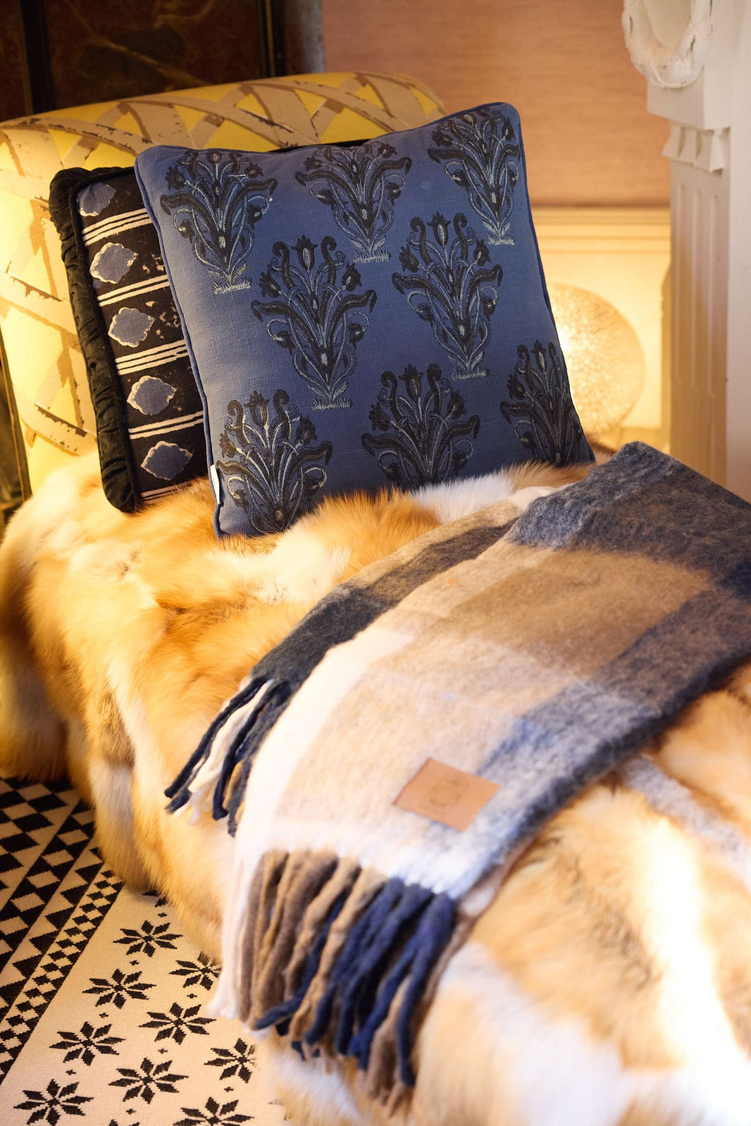 Consejos para combinar cojines y mantas en el salón