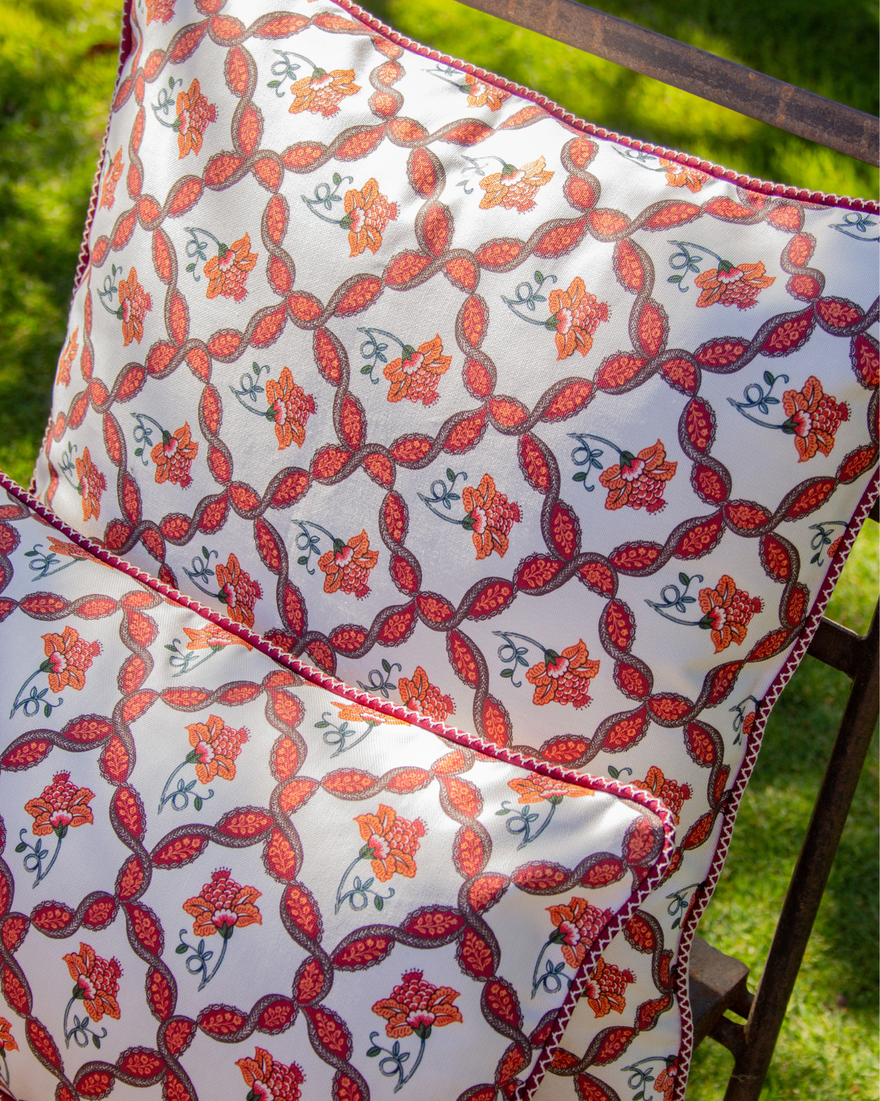 GARDENIA TRIAGE SMALL CUSHION (Pink)