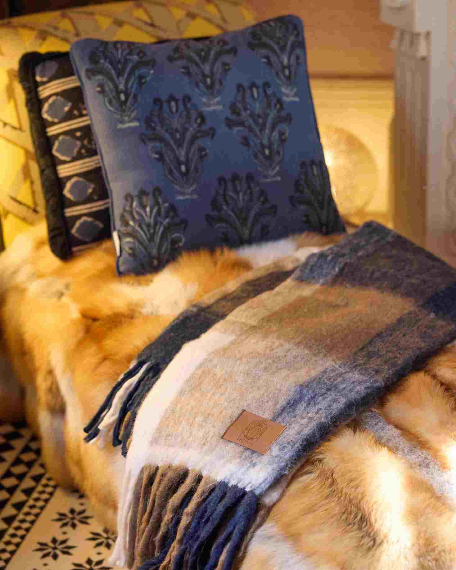 MANTA CUADROS BEIGE CON FLECOS