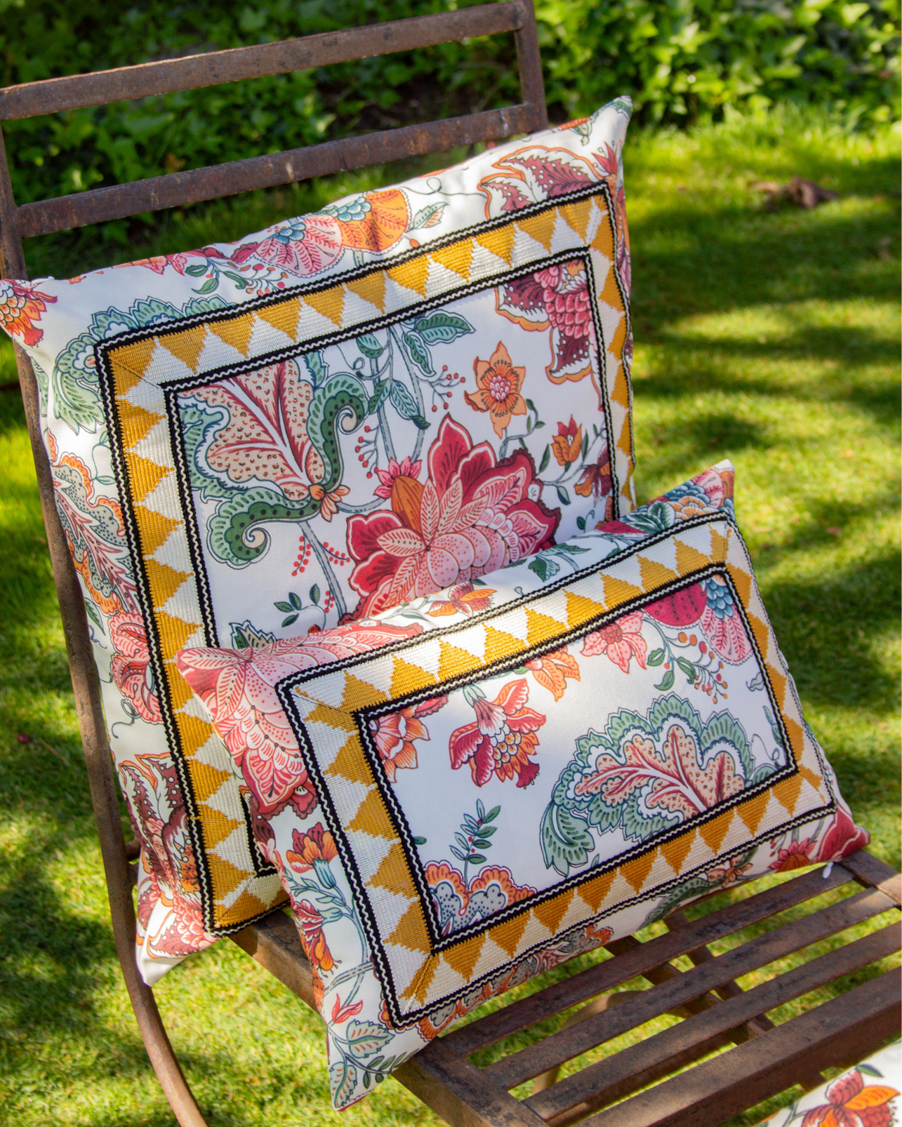 GARDENIA CUSHION LARGE (Pink)
