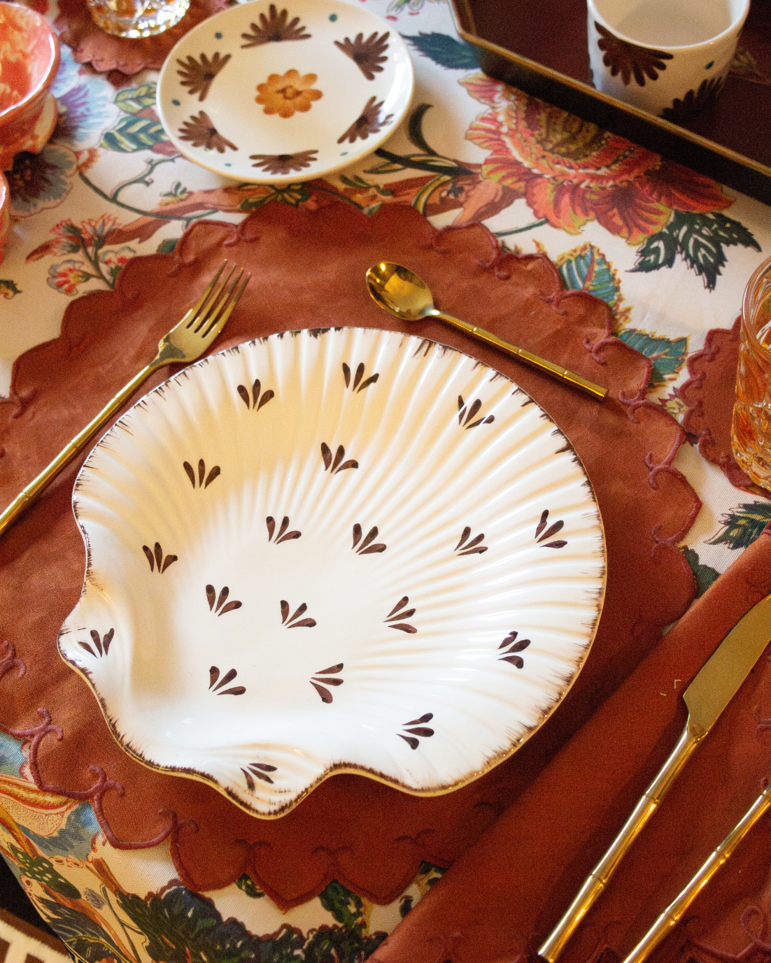 PLATO LLANO CONCHA (marrón)