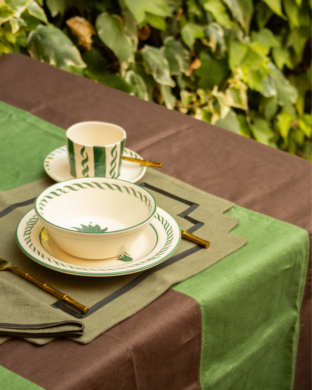 GREEN AND BROWN TABLECLOTH AND INDIVIDUAL SET