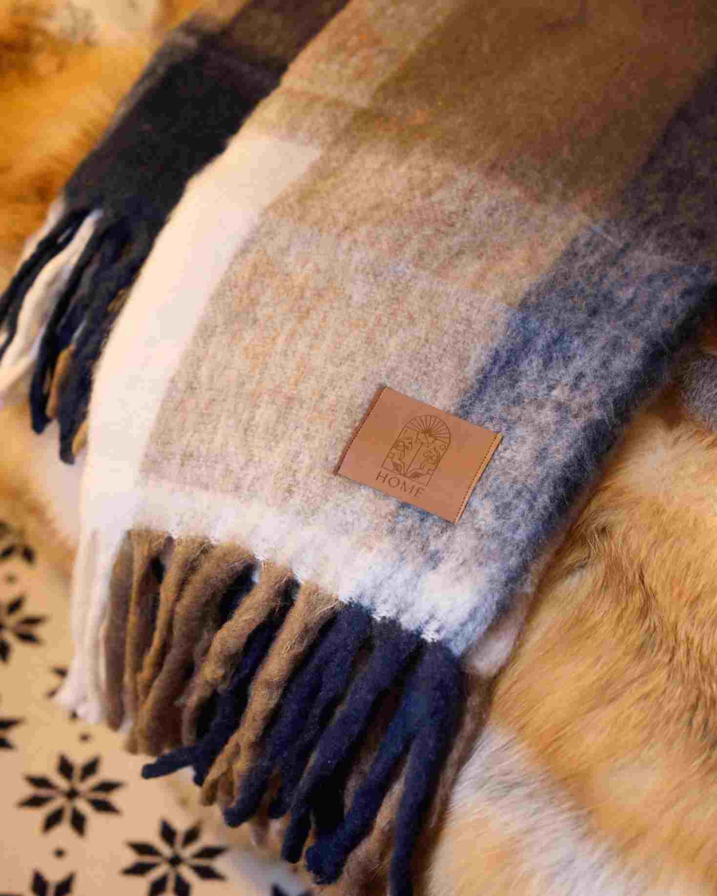 MANTA CUADROS BEIGE CON FLECOS