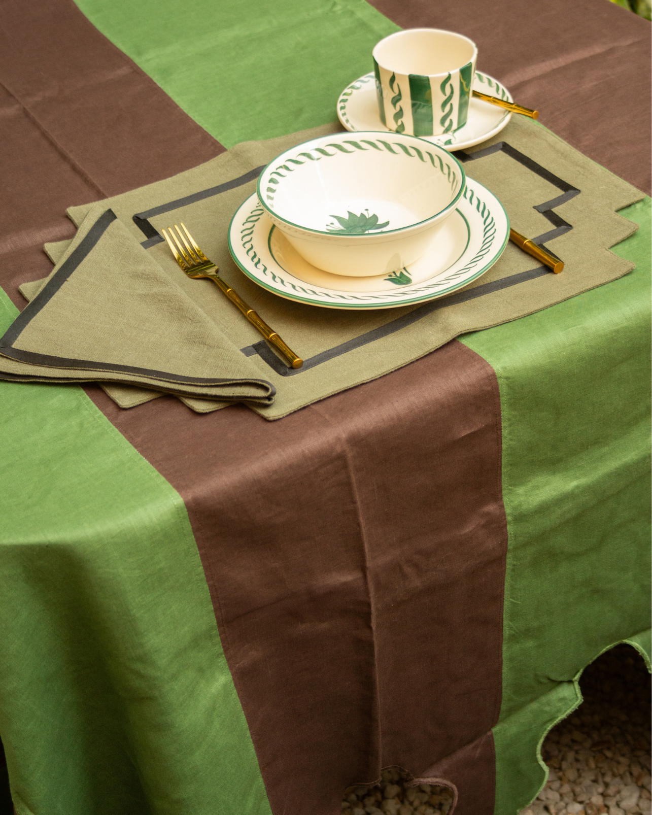GREEN AND BROWN TABLECLOTH AND INDIVIDUAL SET