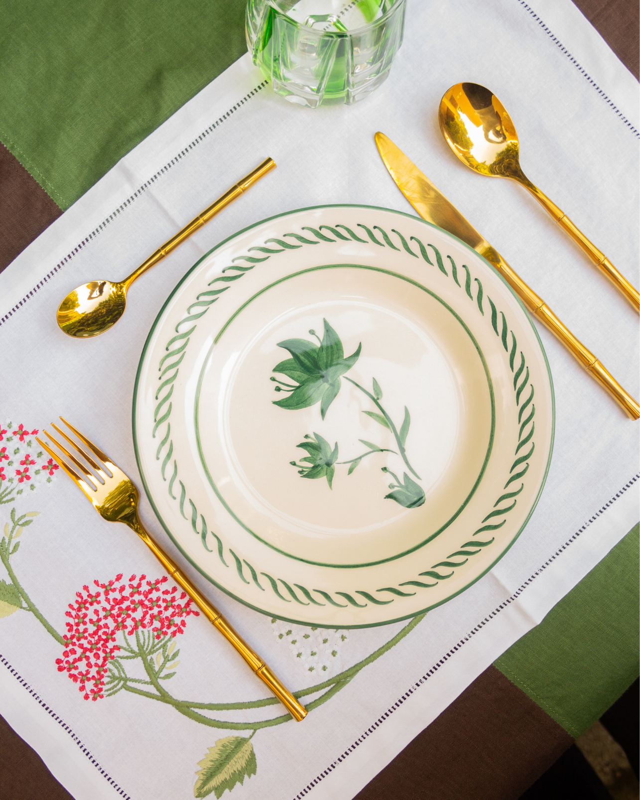 INDIVIDUAL AND NAPKIN LINEN FLORAL DETAILS