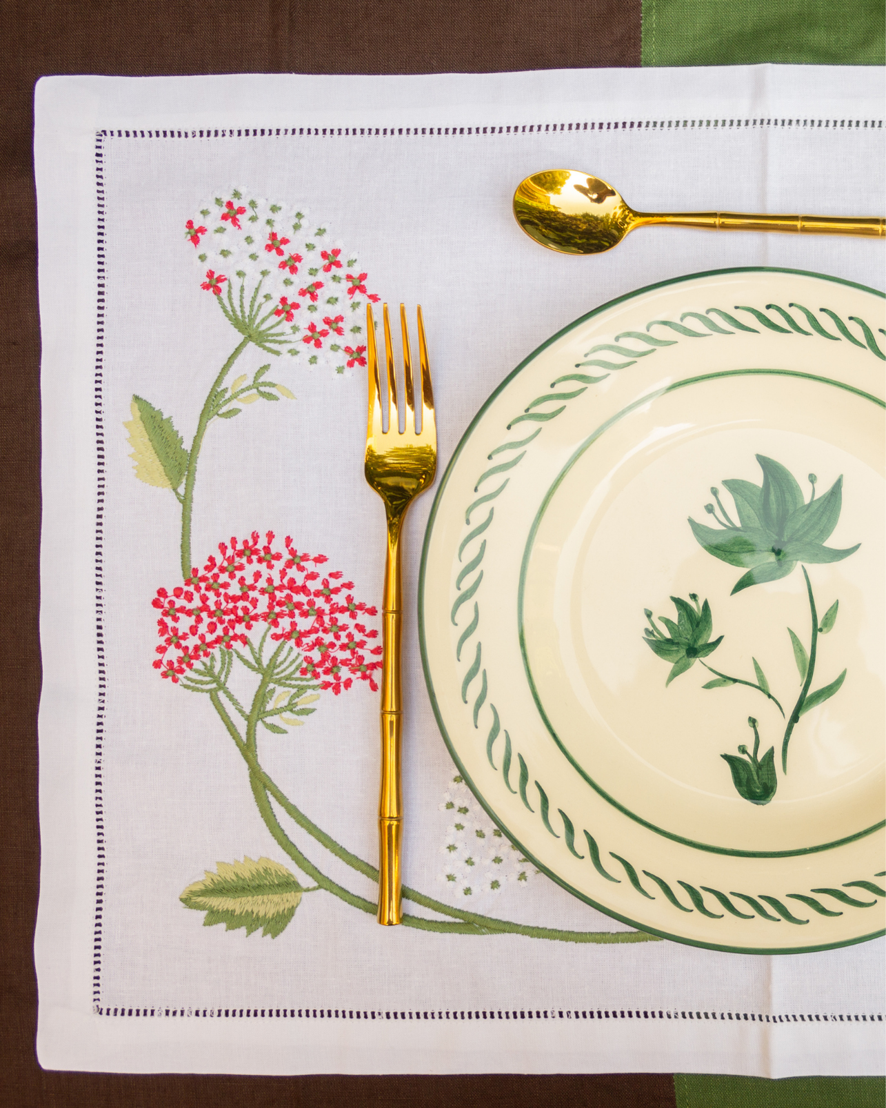 INDIVIDUAL AND NAPKIN LINEN FLORAL DETAILS