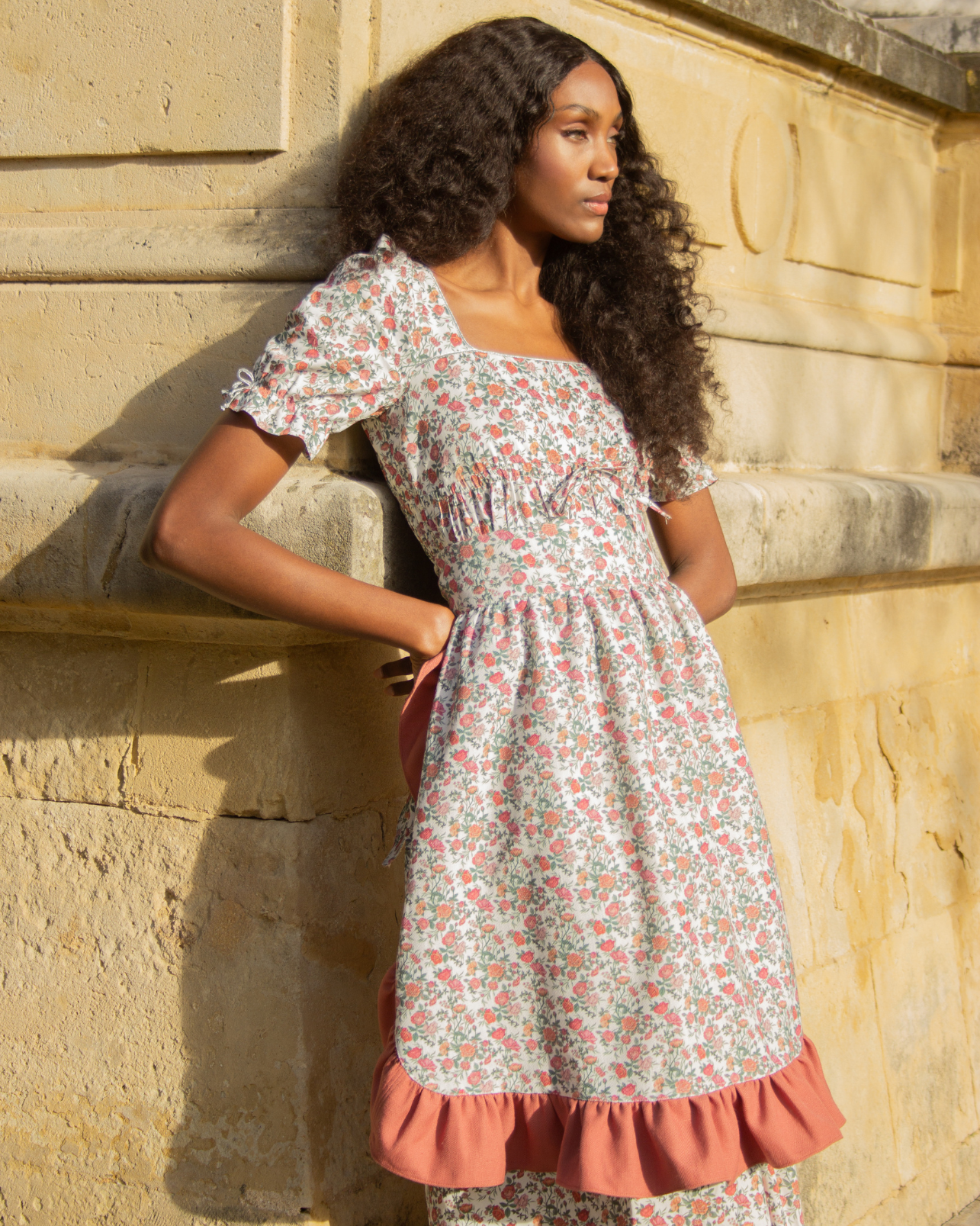 DELANTAL ROSES COURT