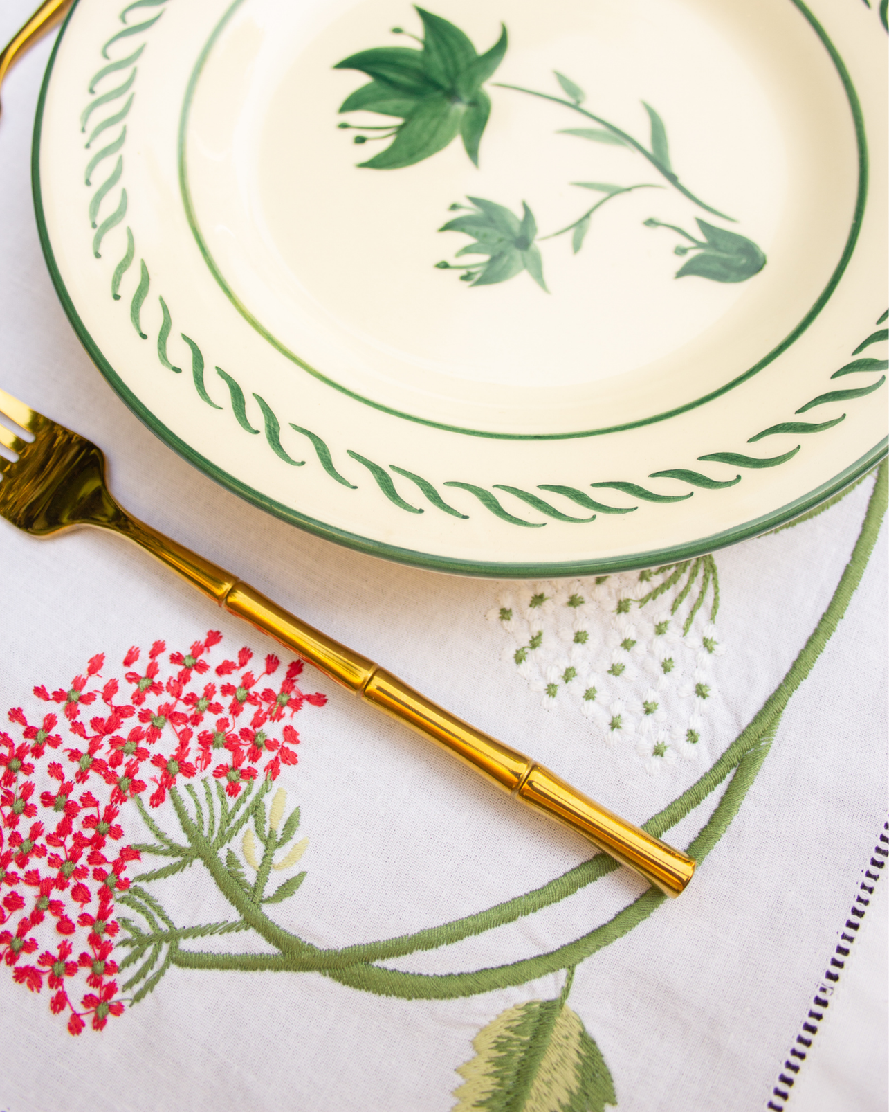 INDIVIDUAL AND NAPKIN LINEN FLORAL DETAILS