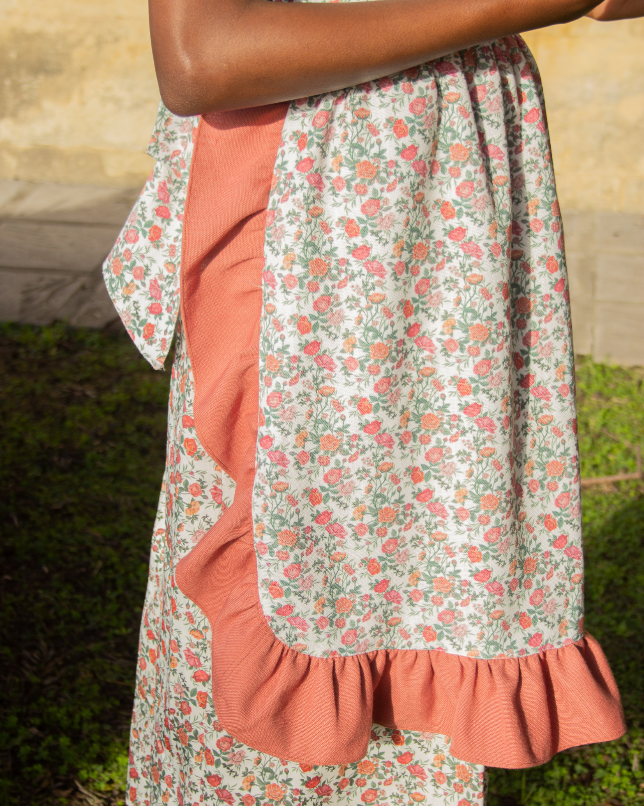 DELANTAL ROSES COURT