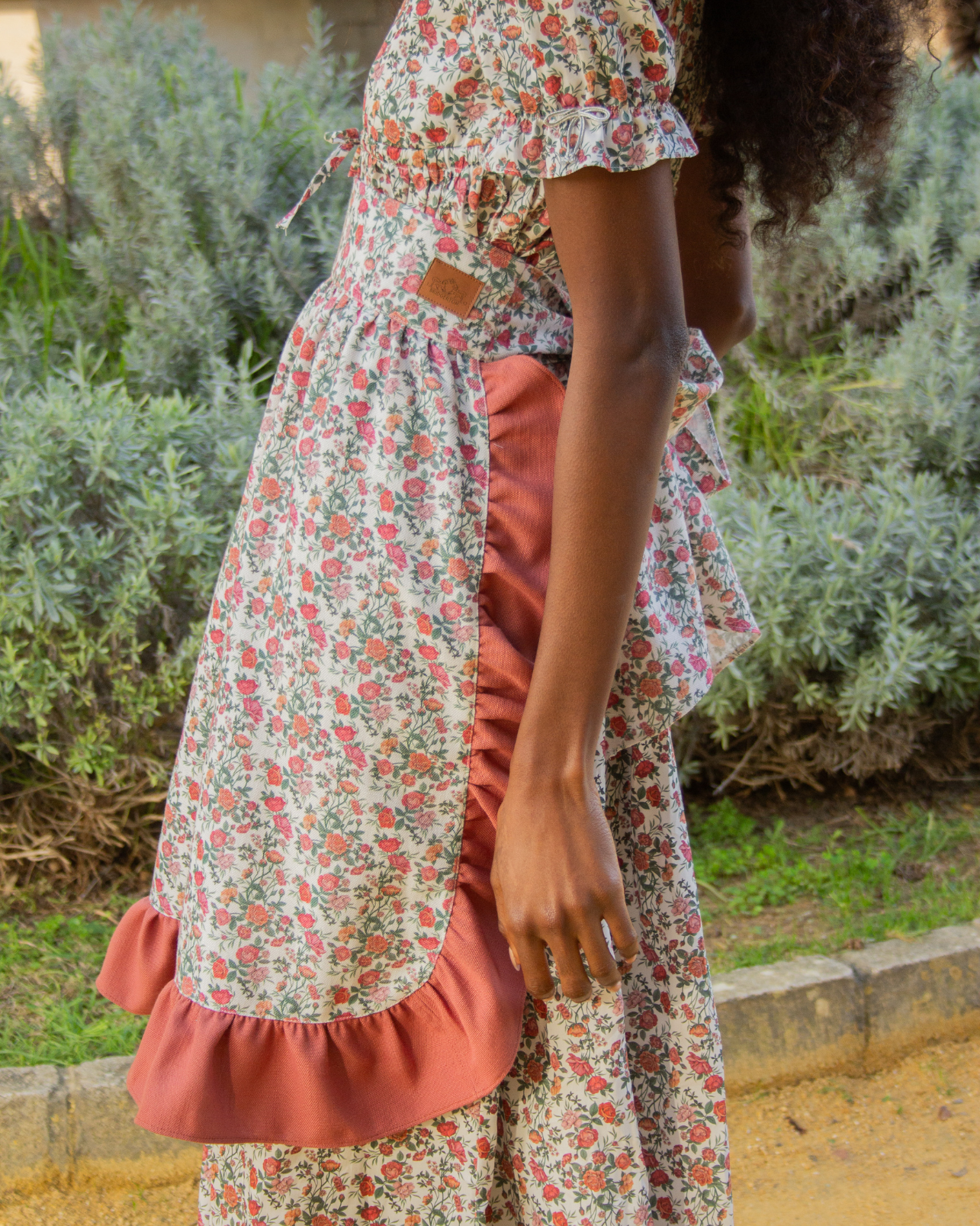 DELANTAL ROSES COURT