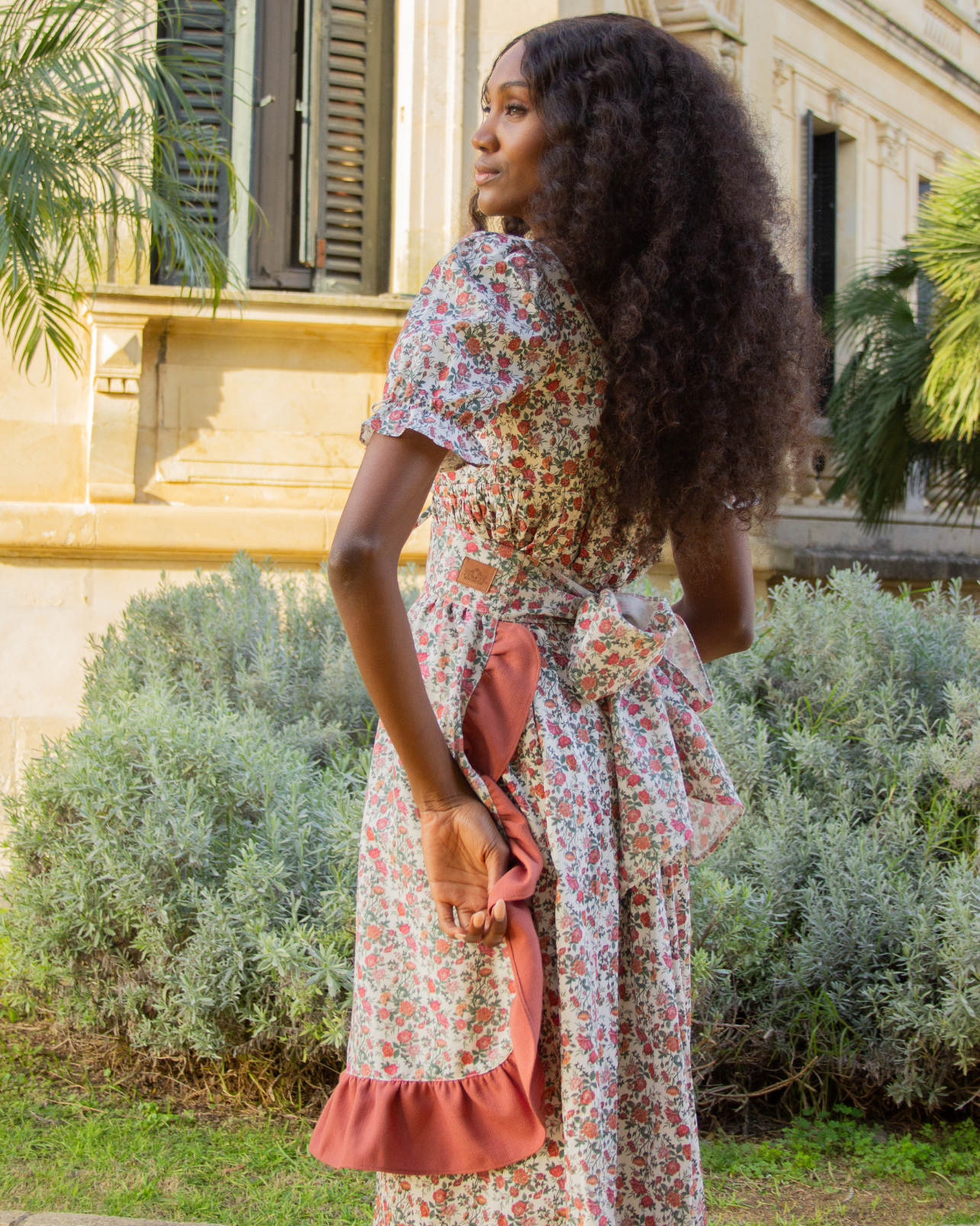 DELANTAL ROSES COURT