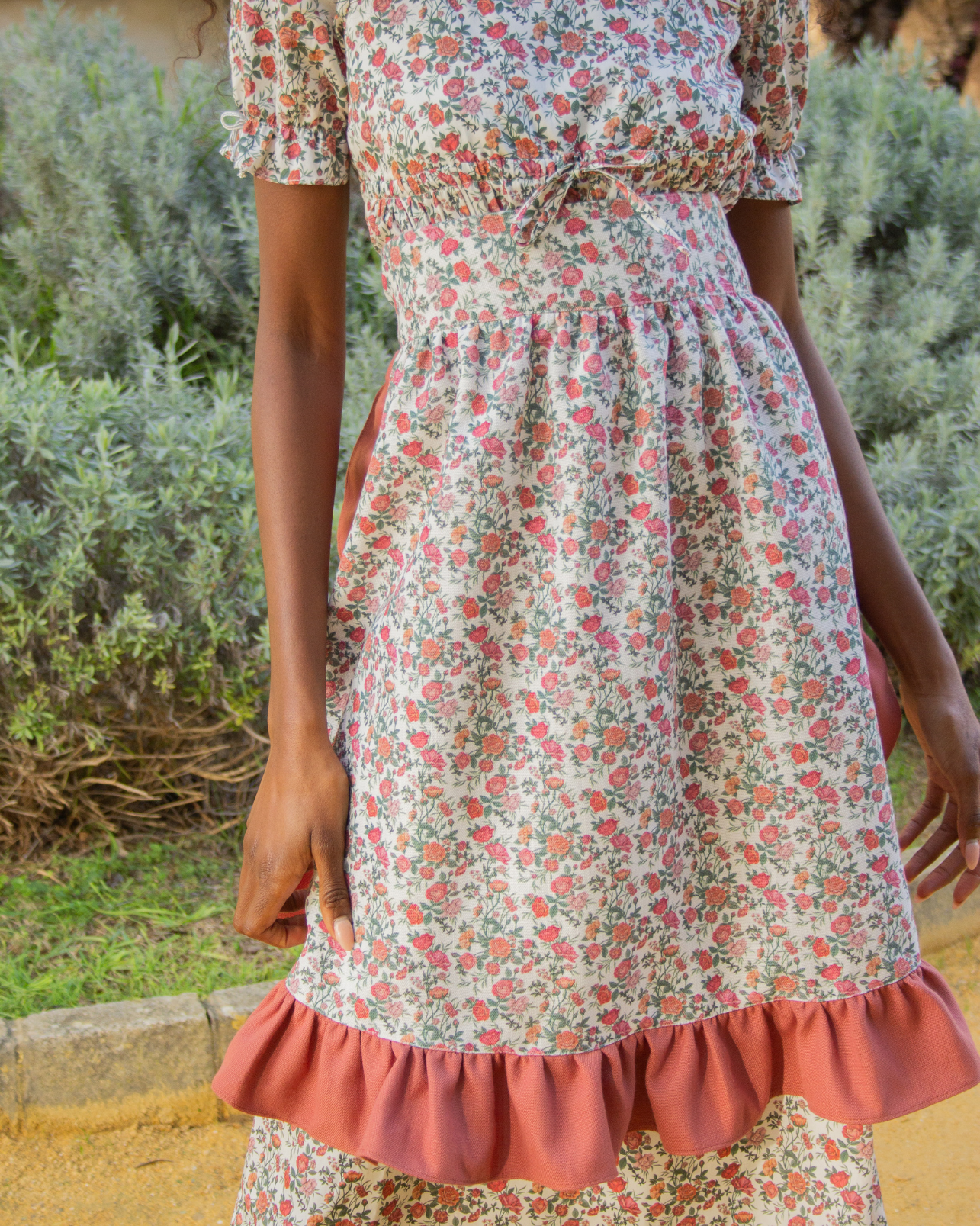 DELANTAL ROSES COURT