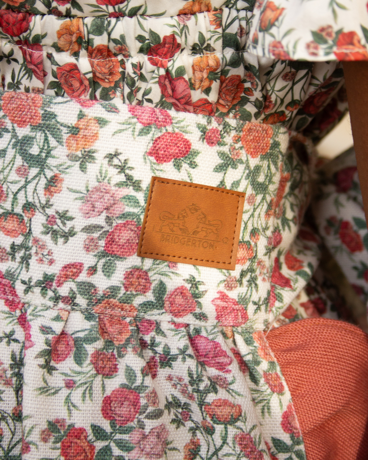 DELANTAL ROSES COURT