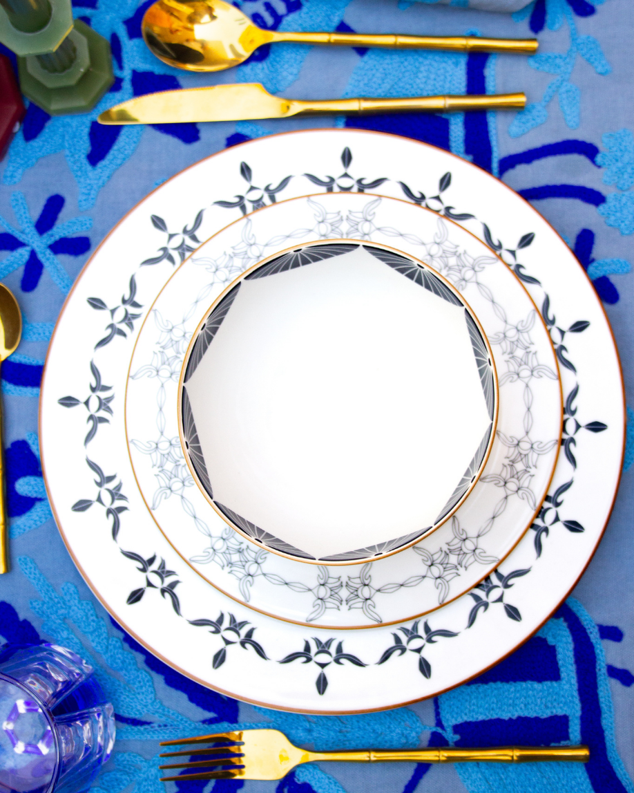 BLACK EQUESTRIAN PLATE
