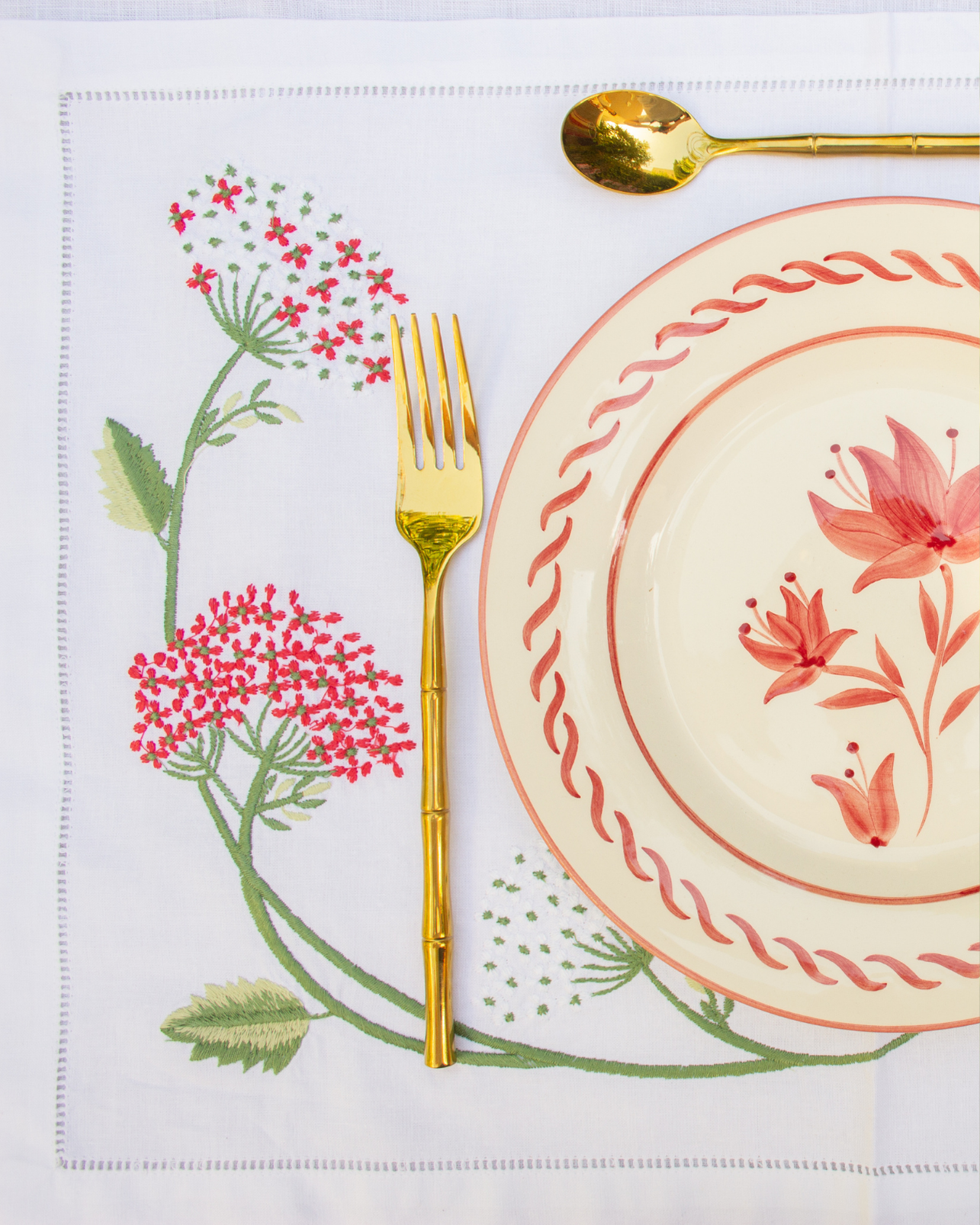 INDIVIDUAL AND NAPKIN LINEN FLORAL DETAILS