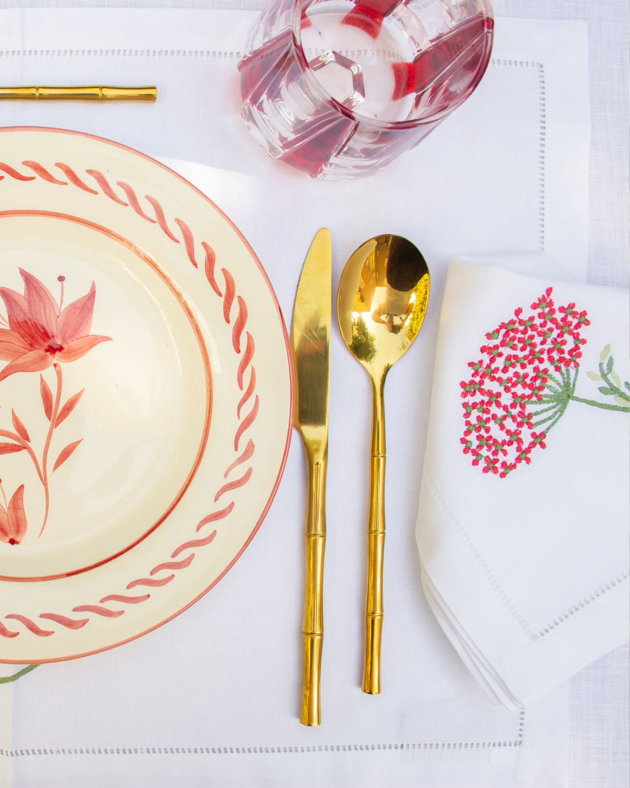 INDIVIDUAL AND NAPKIN LINEN FLORAL DETAILS