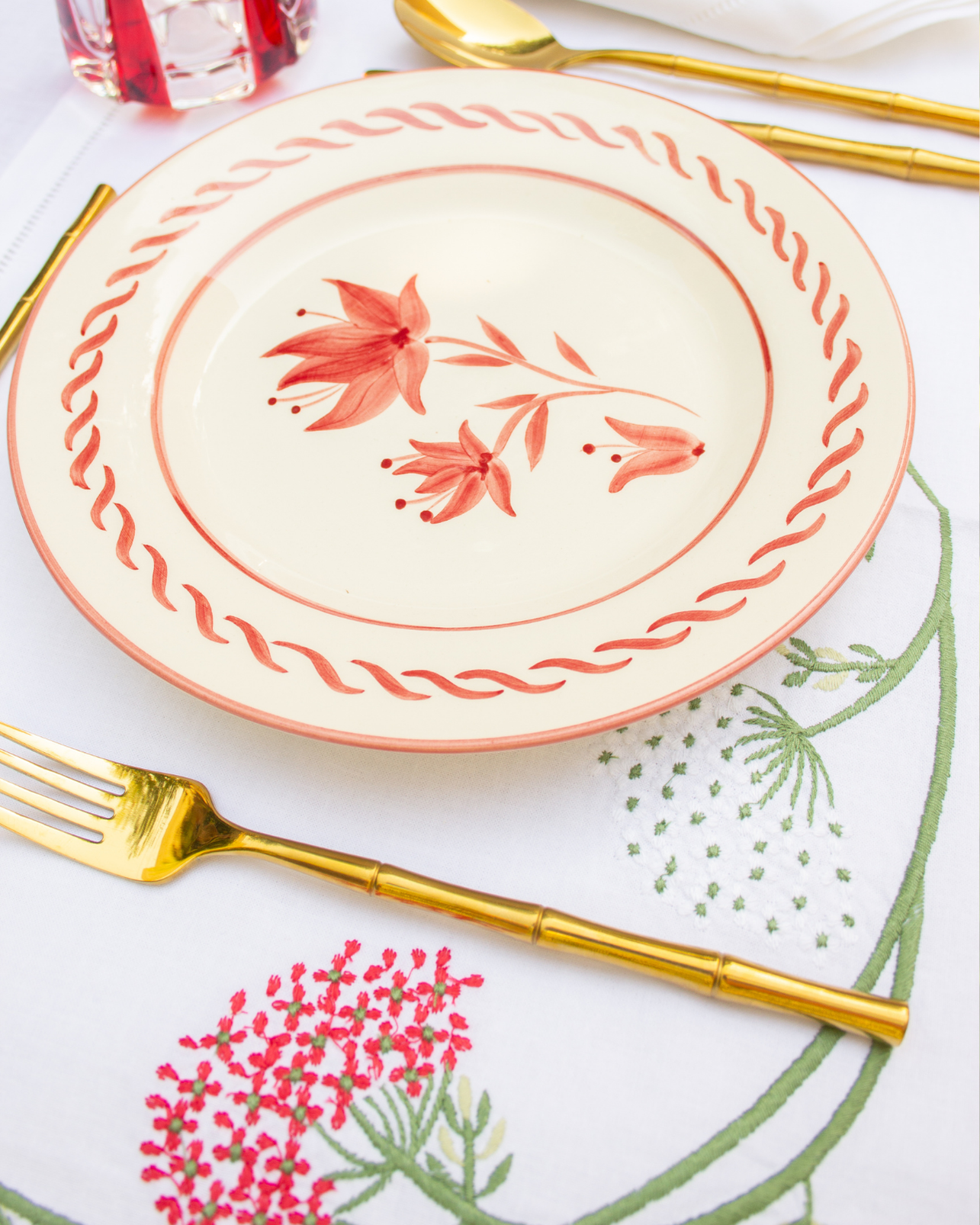 INDIVIDUAL AND NAPKIN LINEN FLORAL DETAILS