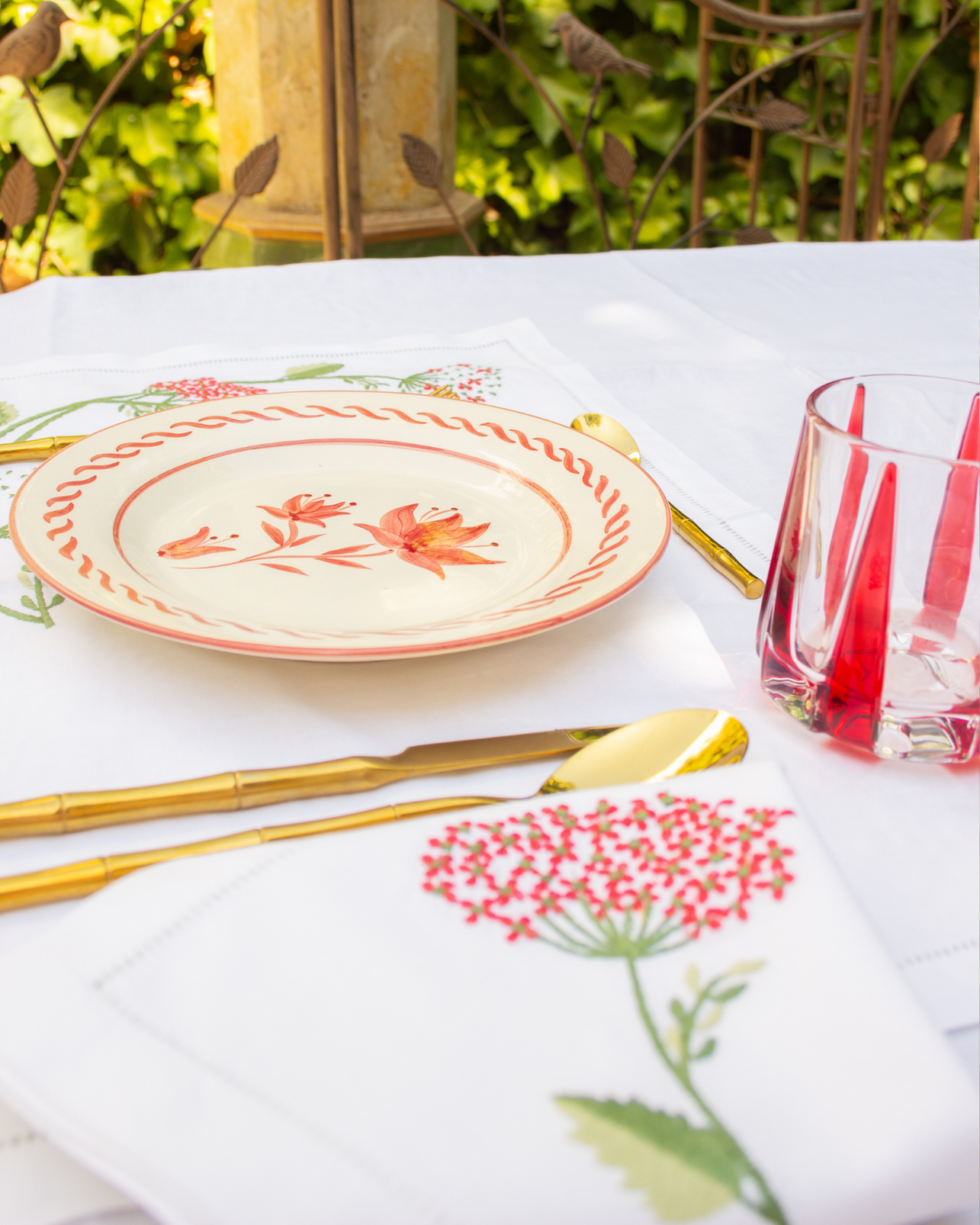 INDIVIDUAL AND NAPKIN LINEN FLORAL DETAILS