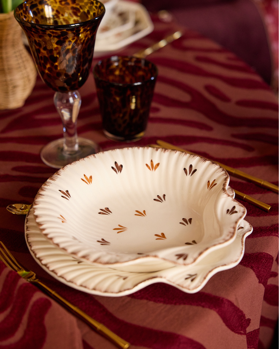 PLATO LLANO CONCHA (marrón)