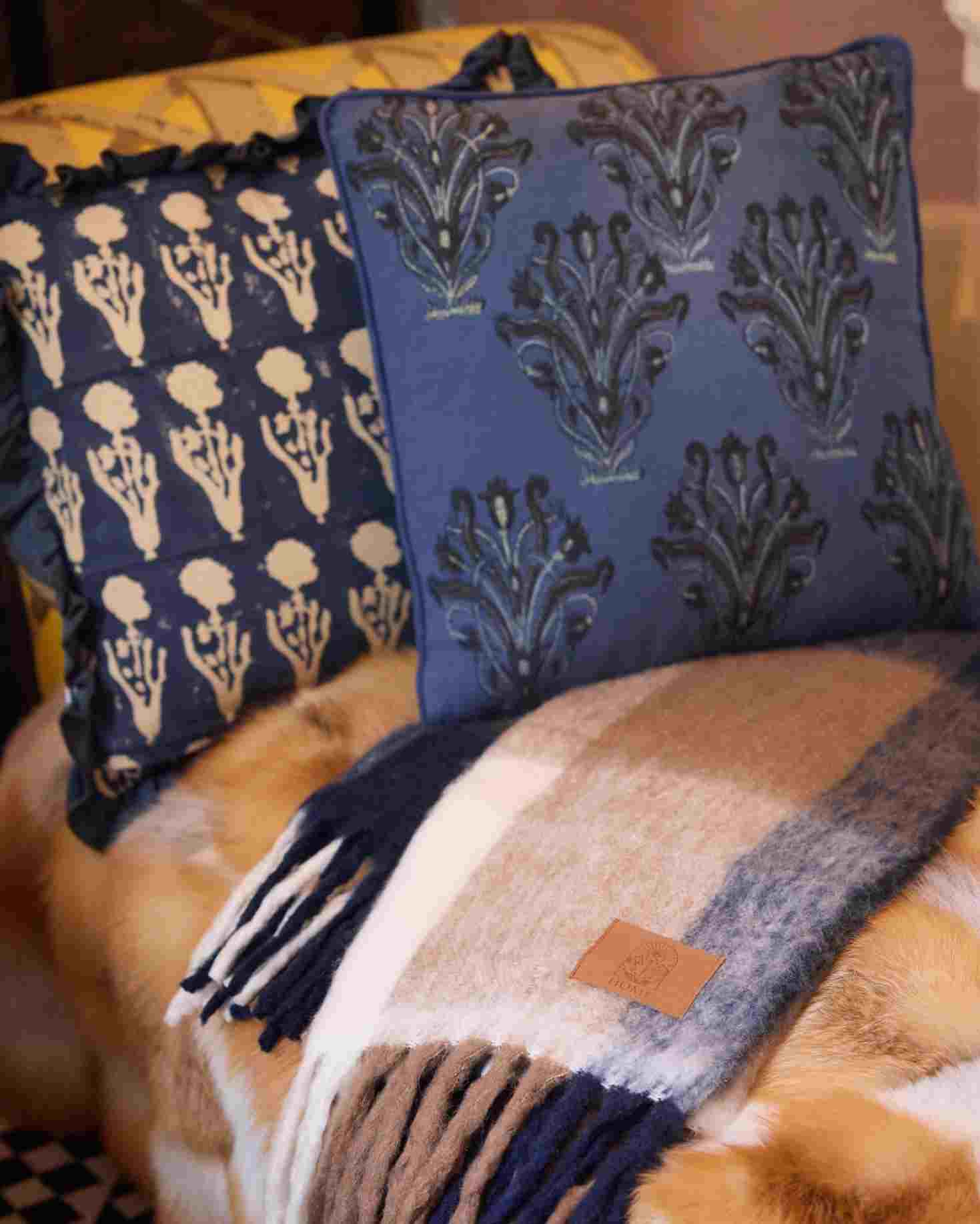 MANTA CUADROS BEIGE CON FLECOS