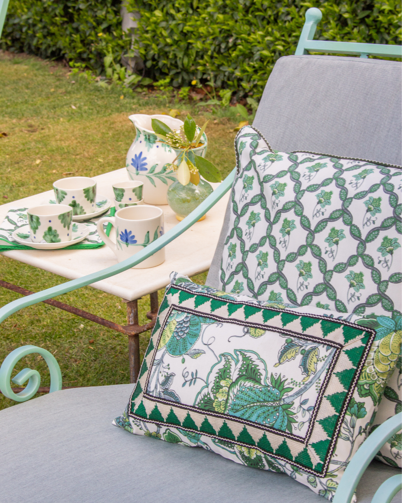 LARGE GARDENIA TRIAGE CUSHION (green)
