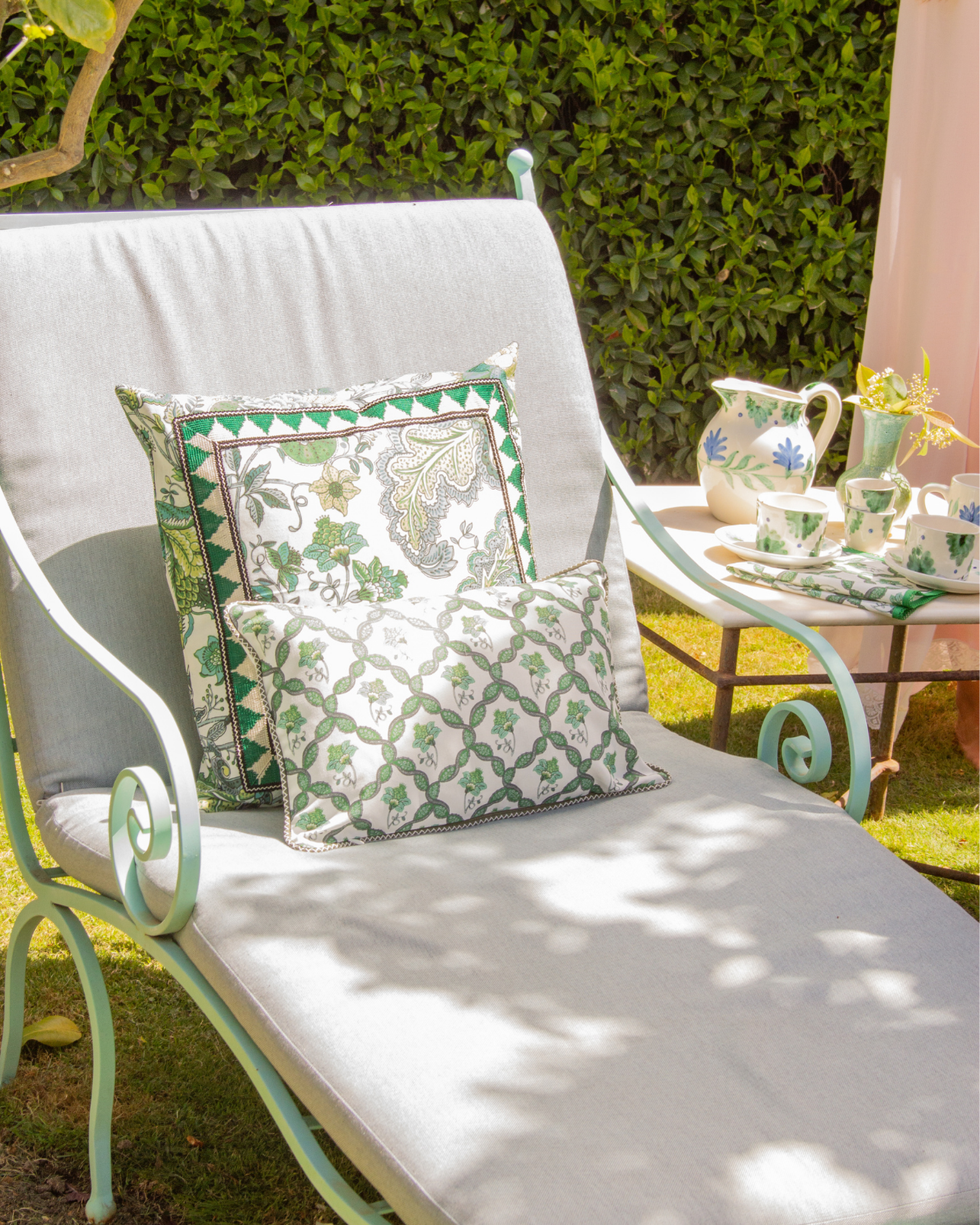 LARGE GARDENIA CUSHION (green)