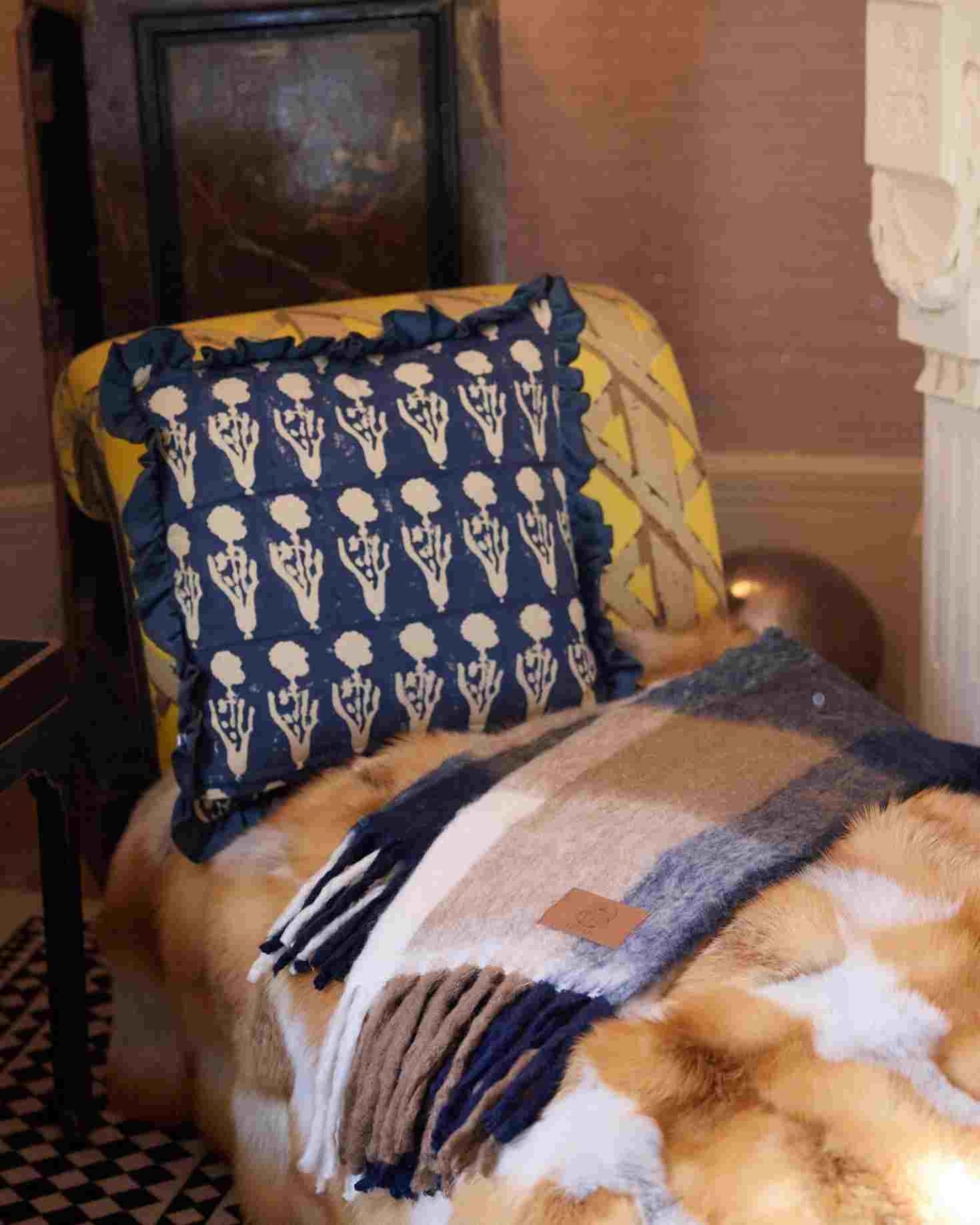 MANTA CUADROS BEIGE CON FLECOS
